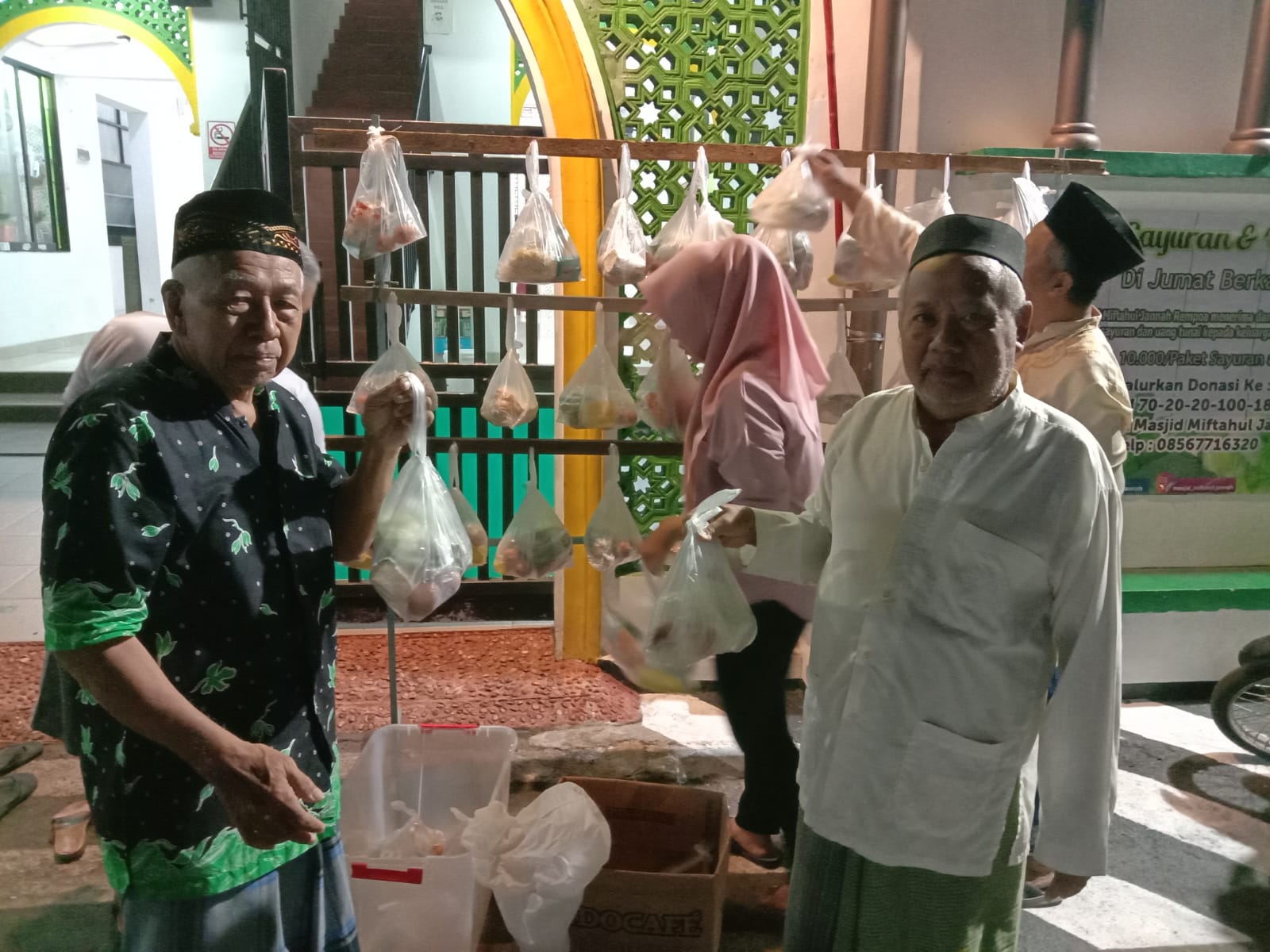Masjid Miftahul Jannah Rempoa menyalurkan sedekah sayuran dan lauk kepada warga di Jl. Kenangan, Rempoa, Ciputat Timur, Tangsel, Jum'at (2/9). (Ist)