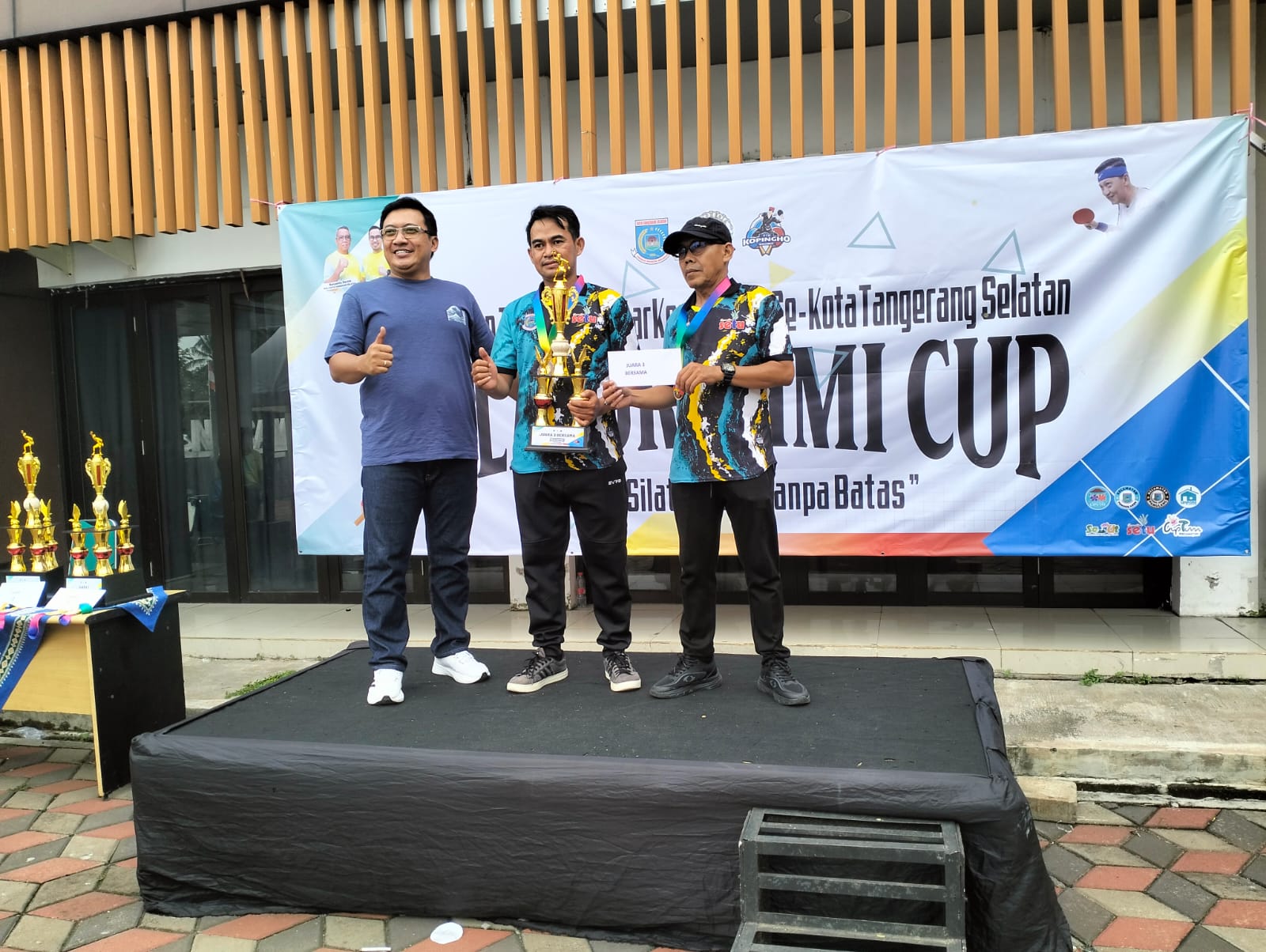 Sekda Kota Tangerang Selatan Bambang Noertjahjo meraih juara pertama pada Turnamen Tenis Meja Silaturahmi Cup yang resmi ditutup di Kecamatan Setu, Kamis (8/1). (tangselpos.id/rmn)