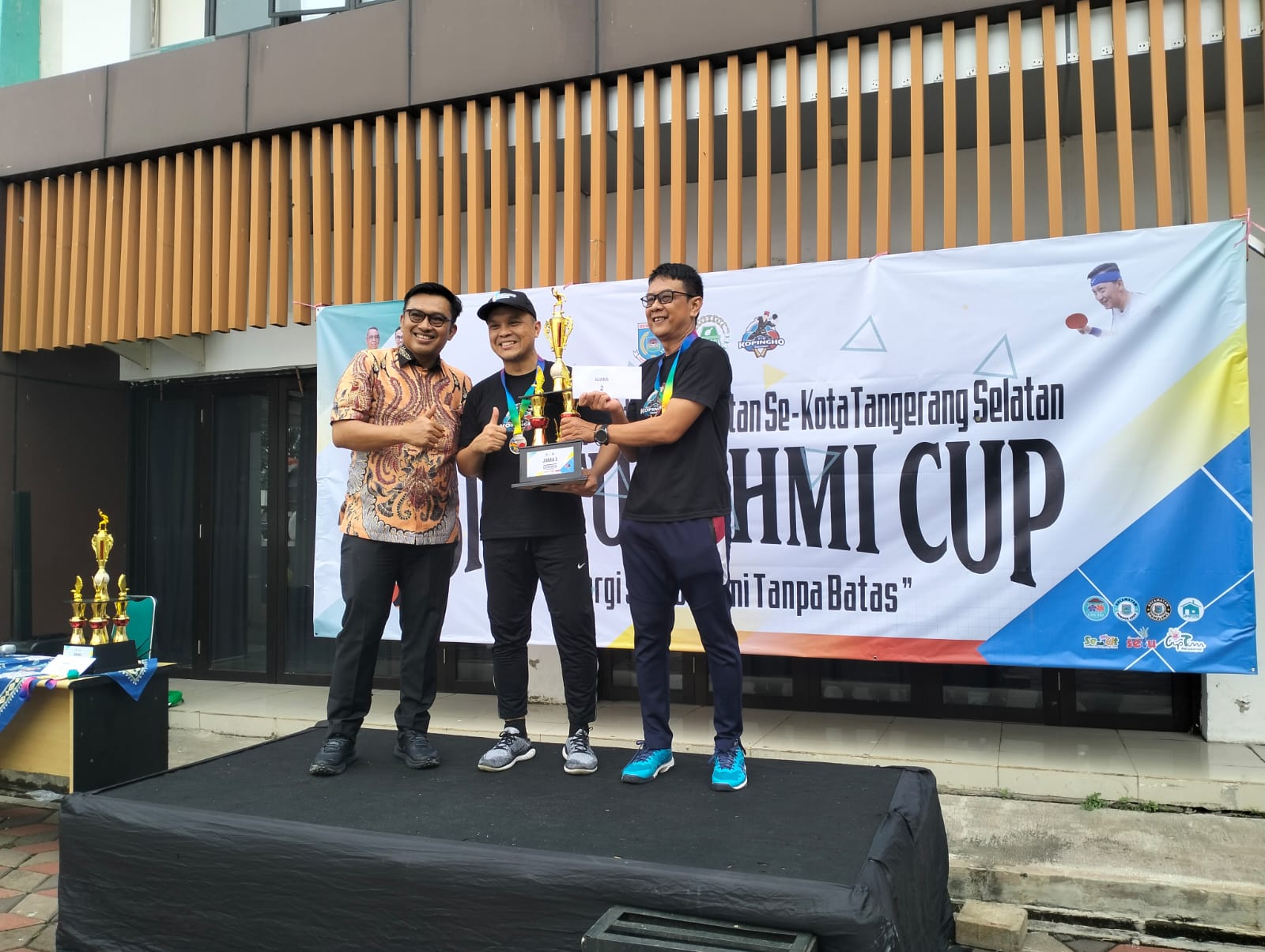 Sekda Kota Tangerang Selatan Bambang Noertjahjo meraih juara pertama pada Turnamen Tenis Meja Silaturahmi Cup yang resmi ditutup di Kecamatan Setu, Kamis (8/1). (tangselpos.id/rmn)