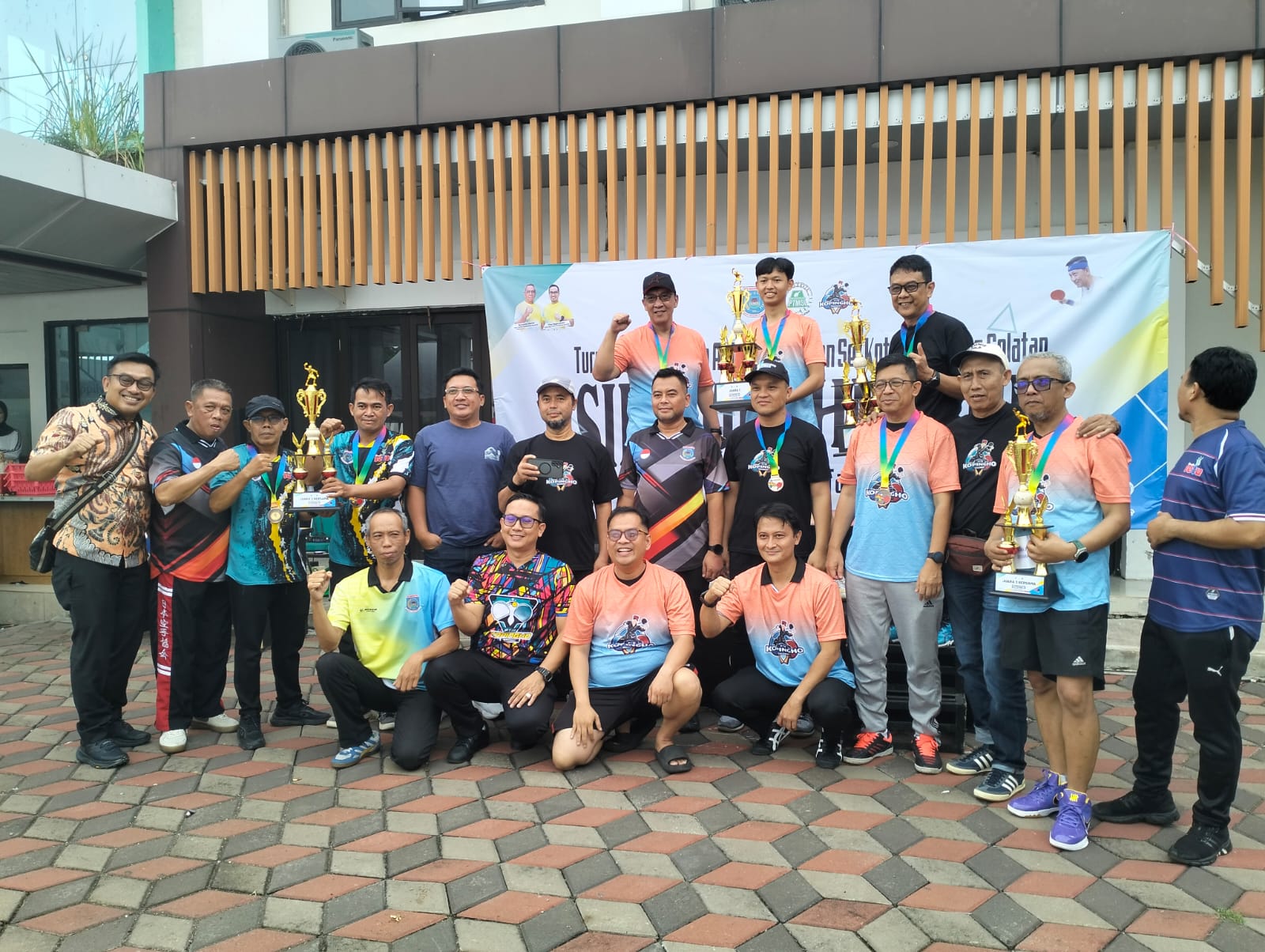Sekda Kota Tangerang Selatan Bambang Noertjahjo meraih juara pertama pada Turnamen Tenis Meja Silaturahmi Cup yang resmi ditutup di Kecamatan Setu, Kamis (8/1). (tangselpos.id/rmn)