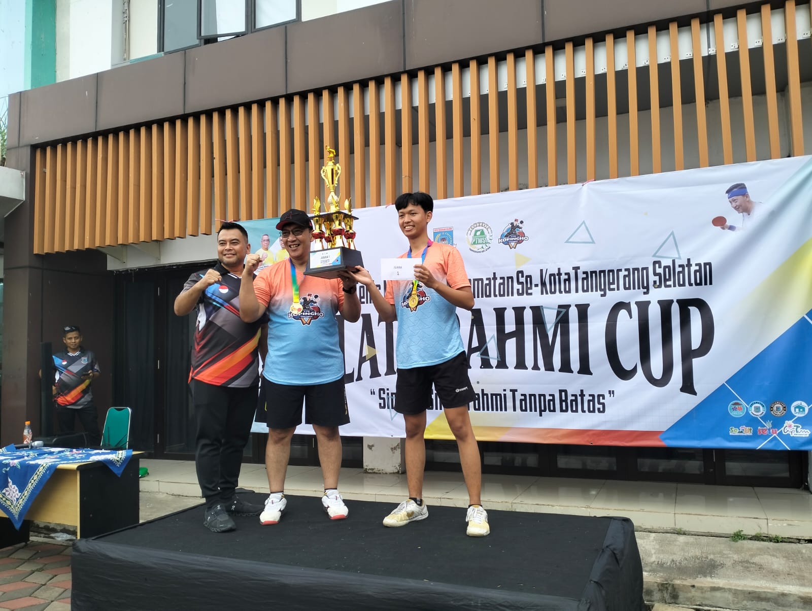 Sekda Kota Tangerang Selatan Bambang Noertjahjo meraih juara pertama pada Turnamen Tenis Meja Silaturahmi Cup yang resmi ditutup di Kecamatan Setu, Kamis (8/1). (tangselpos.id/rmn)