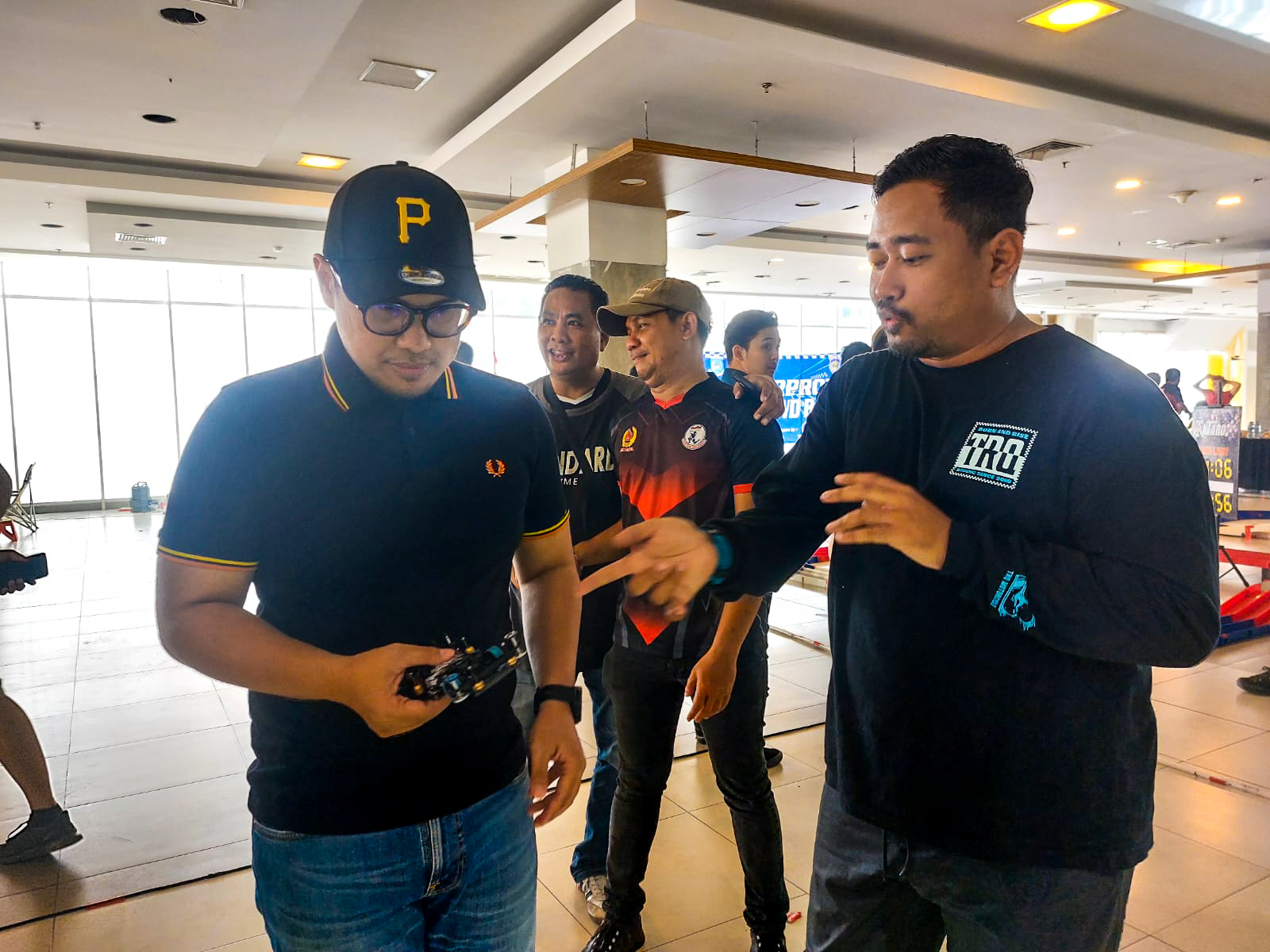Wakil Wali Kota Tangsel, Pilar Saga Ichsan melihat ajang Kejuaraan Provinsi (Kejurprov) Banten Mini 4 WD di kawasan Serpong, Tangerang Selatan (Tangsel), Minggu (20/7). (tangselpos.id/rmn)