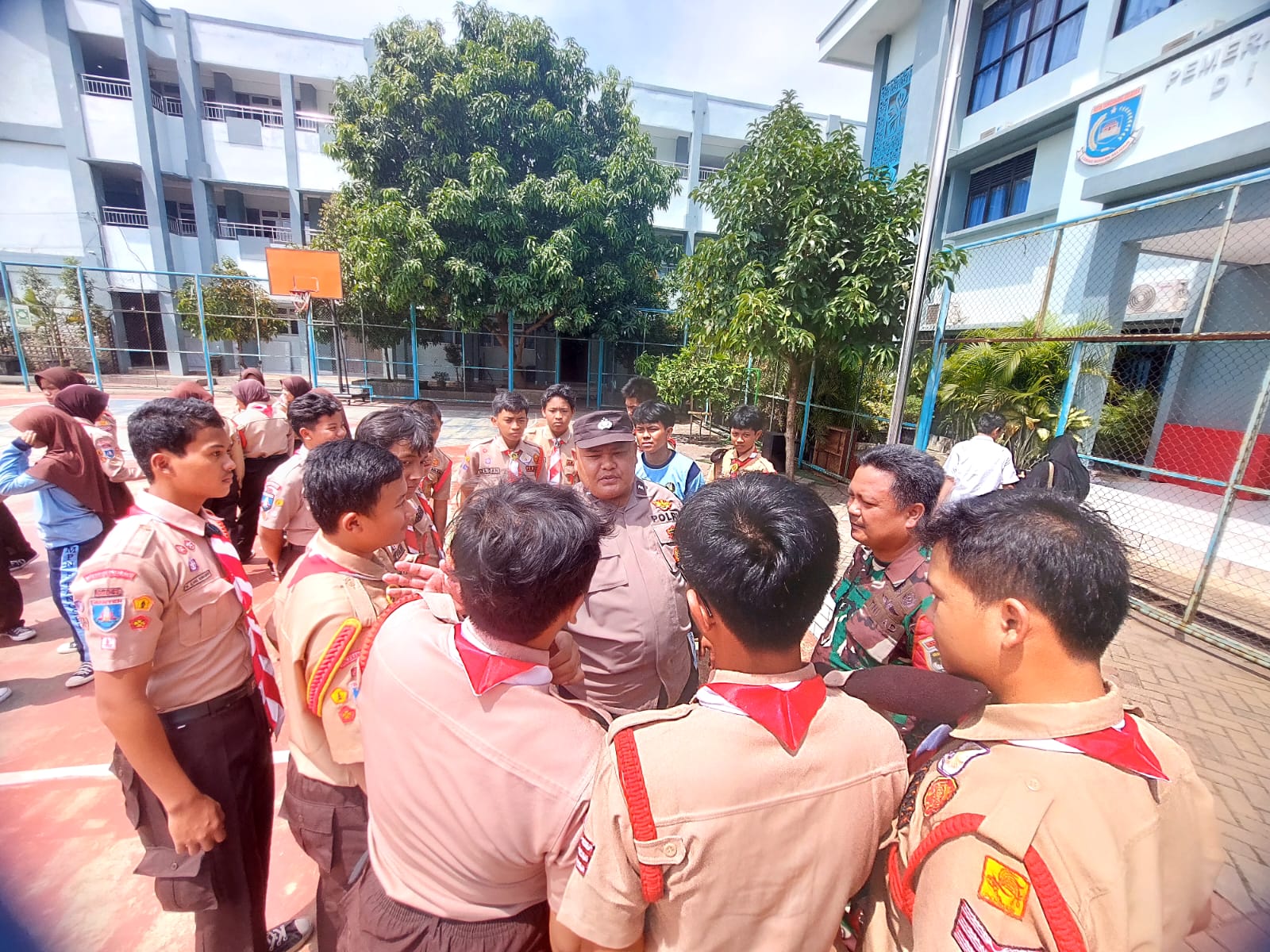 Siswa SMPN 8 bareng TNI & Polisi. (tangselpos.id/rmn)