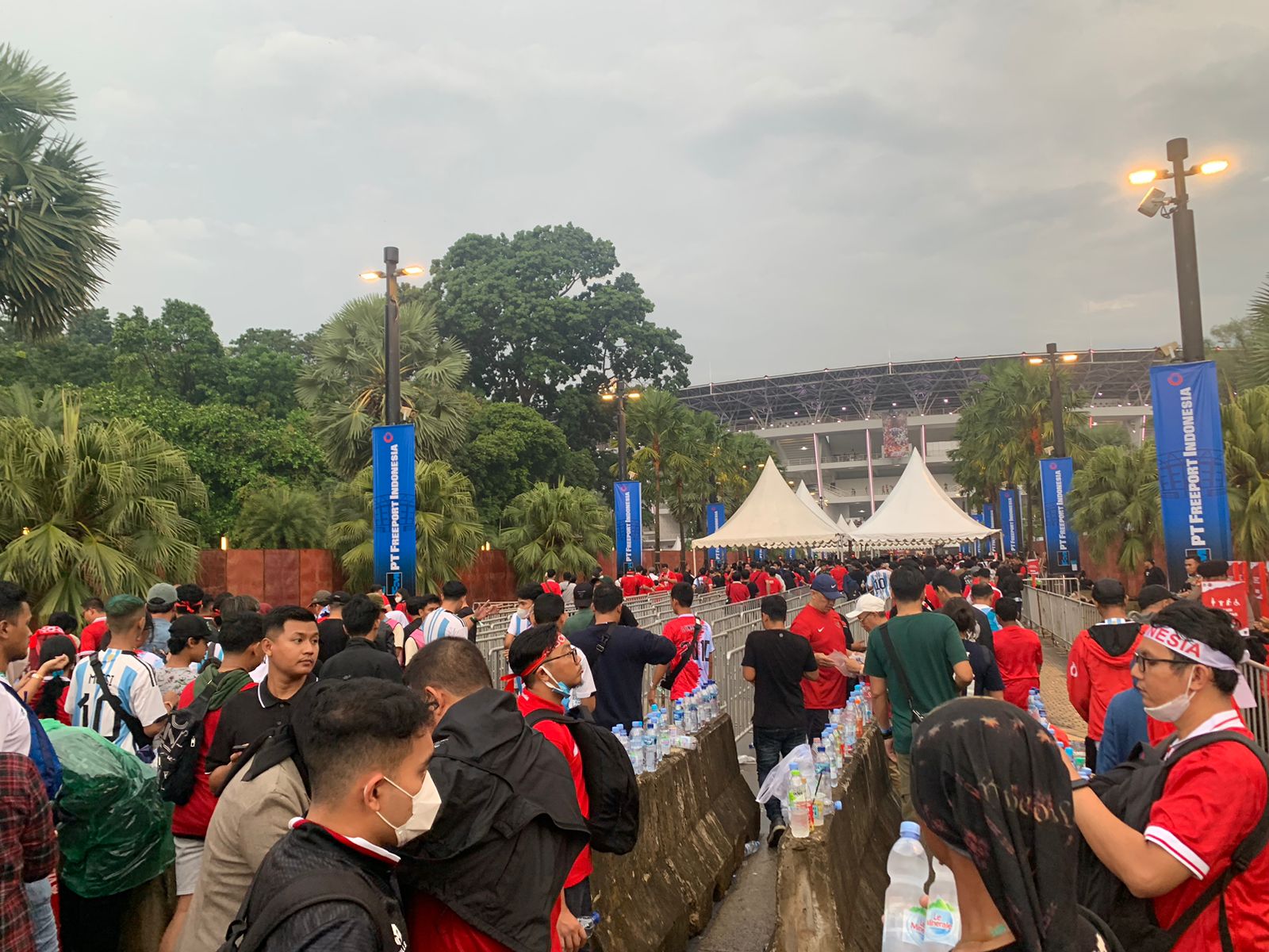 Situasi dan Kemeriahan Penonton Laga Timnas Indonesia Vs Argentina di GBK.