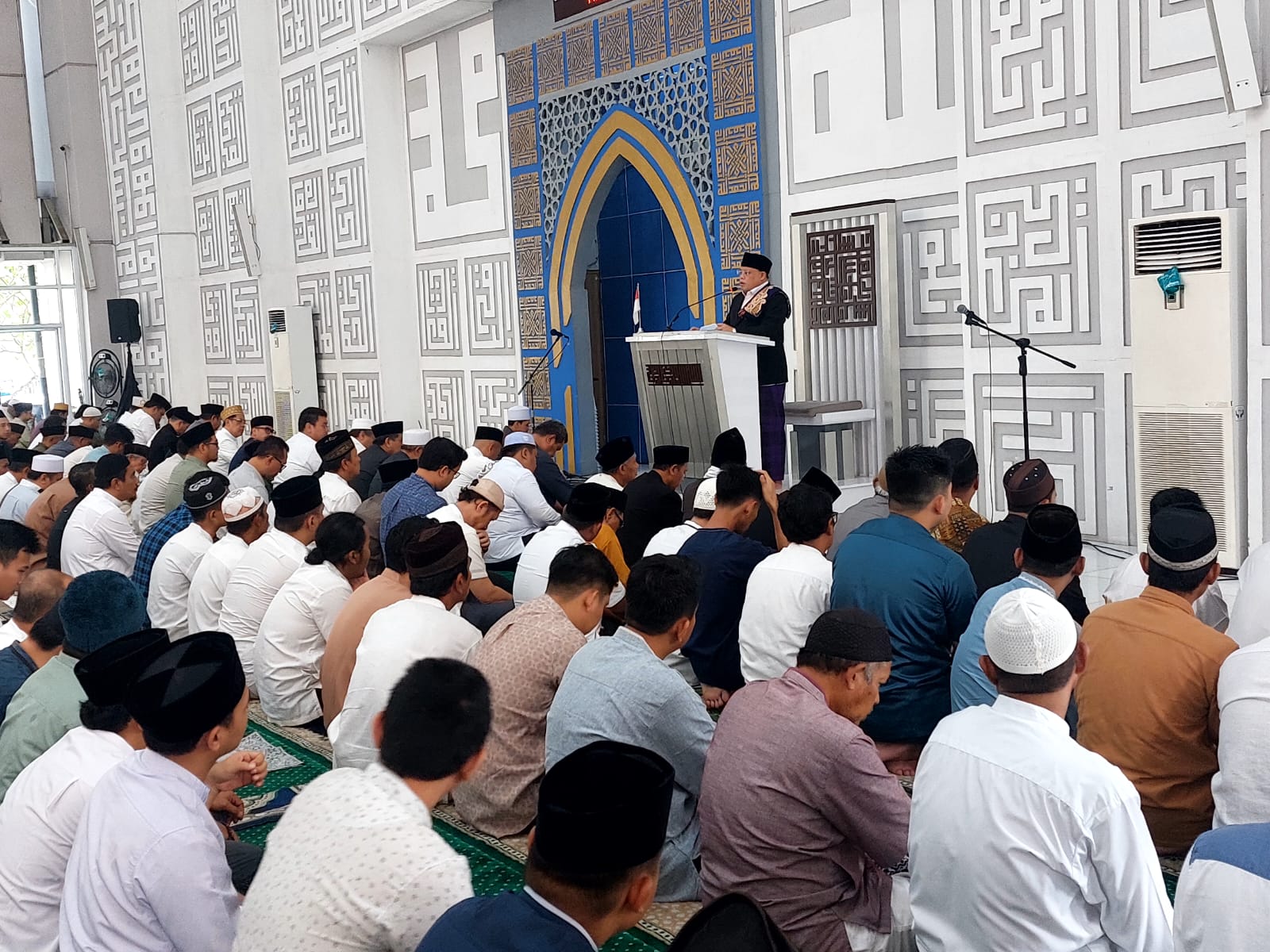 Suasana Salat Idul Adha di Masjid Al I'tishom Pusat Pemerintahan Kota Tangerang Selatan, Jumat (6/6). (Ay)