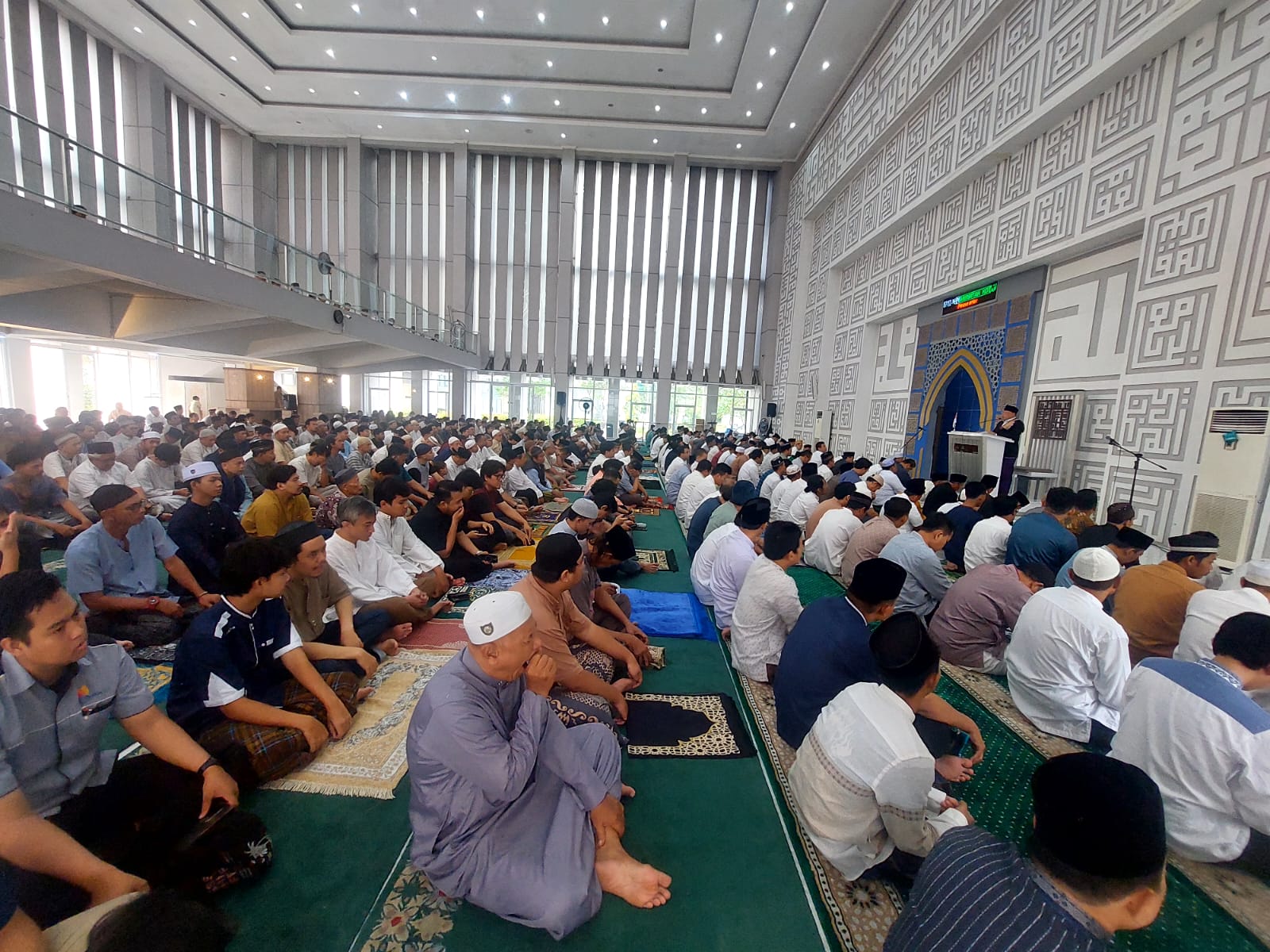Suasana Salat Idul Adha di Masjid Al I'tishom Pusat Pemerintahan Kota Tangerang Selatan, Jumat (6/6). (Ay)