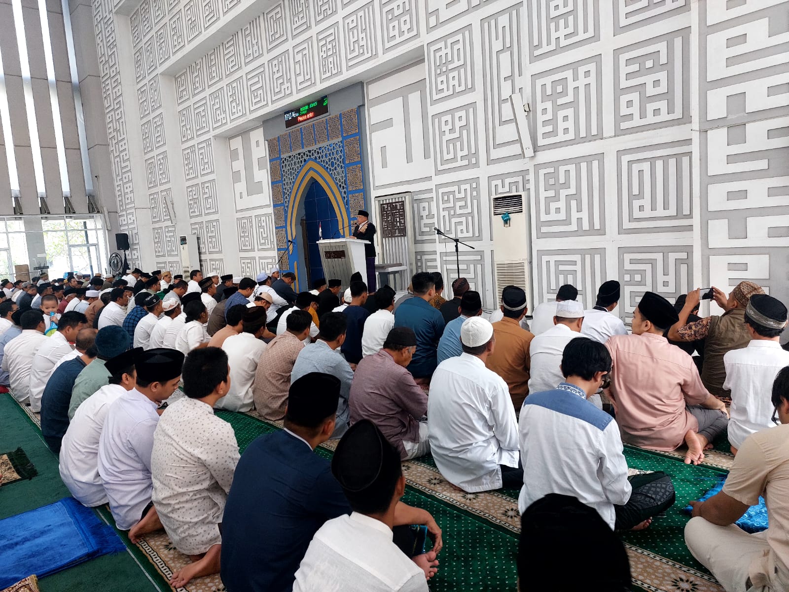 Suasana Salat Idul Adha di Masjid Al I'tishom Pusat Pemerintahan Kota Tangerang Selatan, Jumat (6/6). (Ay)