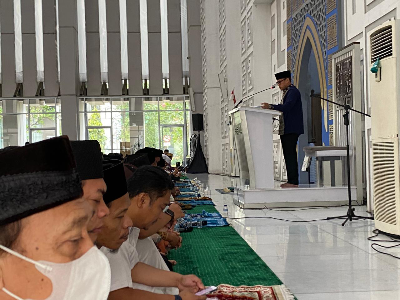 Suasana Salat Idul Adha di Masjid Al I'tishom Pusat Pemerintahan Kota Tangerang Selatan, Jumat (6/6). (Ay)