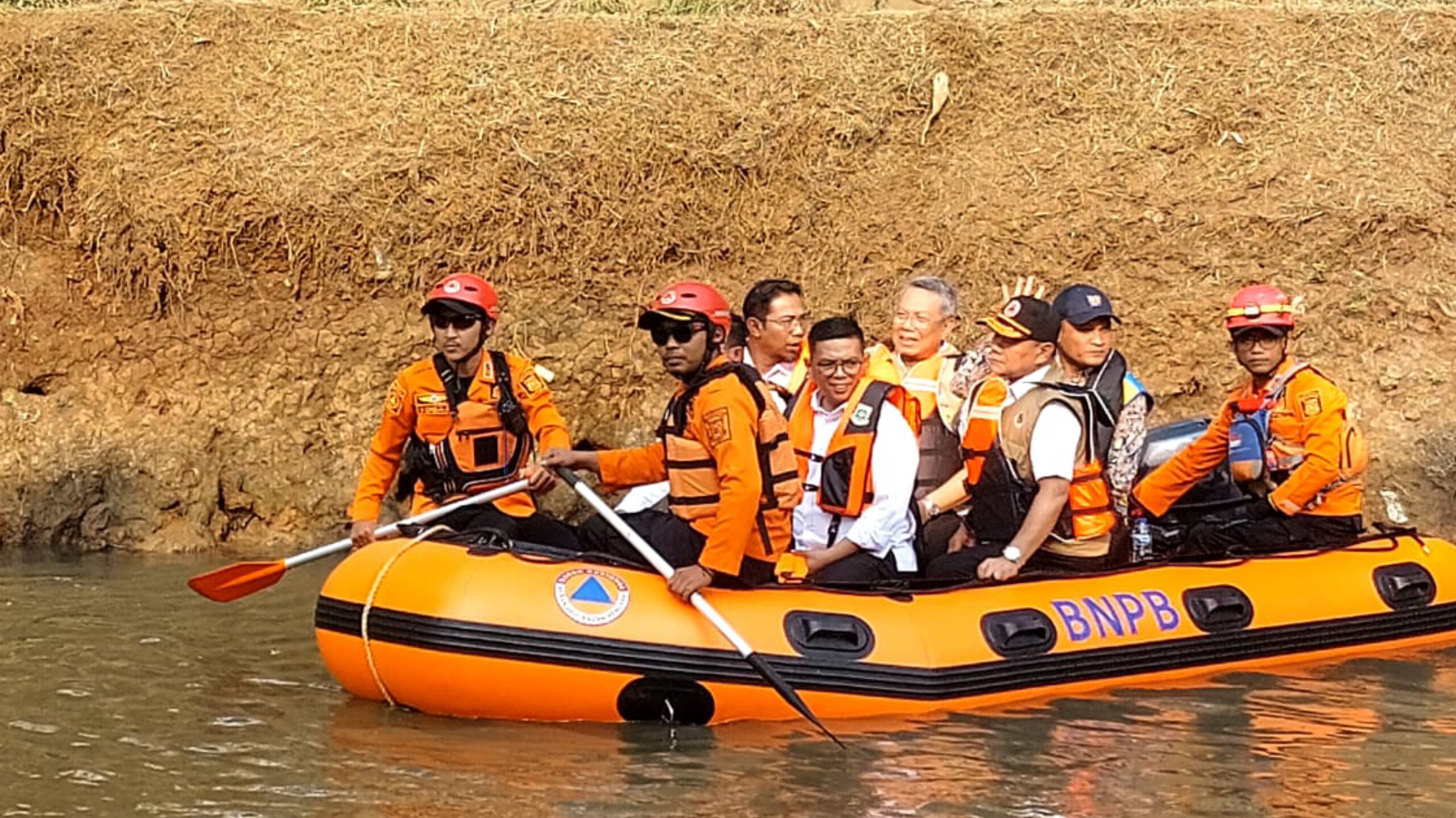 Gubernur Banten Andra Soni bersama Wali Kota Tangsel Benyamin Davnie dan Wali Kota Tangerang Sachrudin melakukan susur sungai Kali Angke, Rabu (23/7/2025). (Ist)