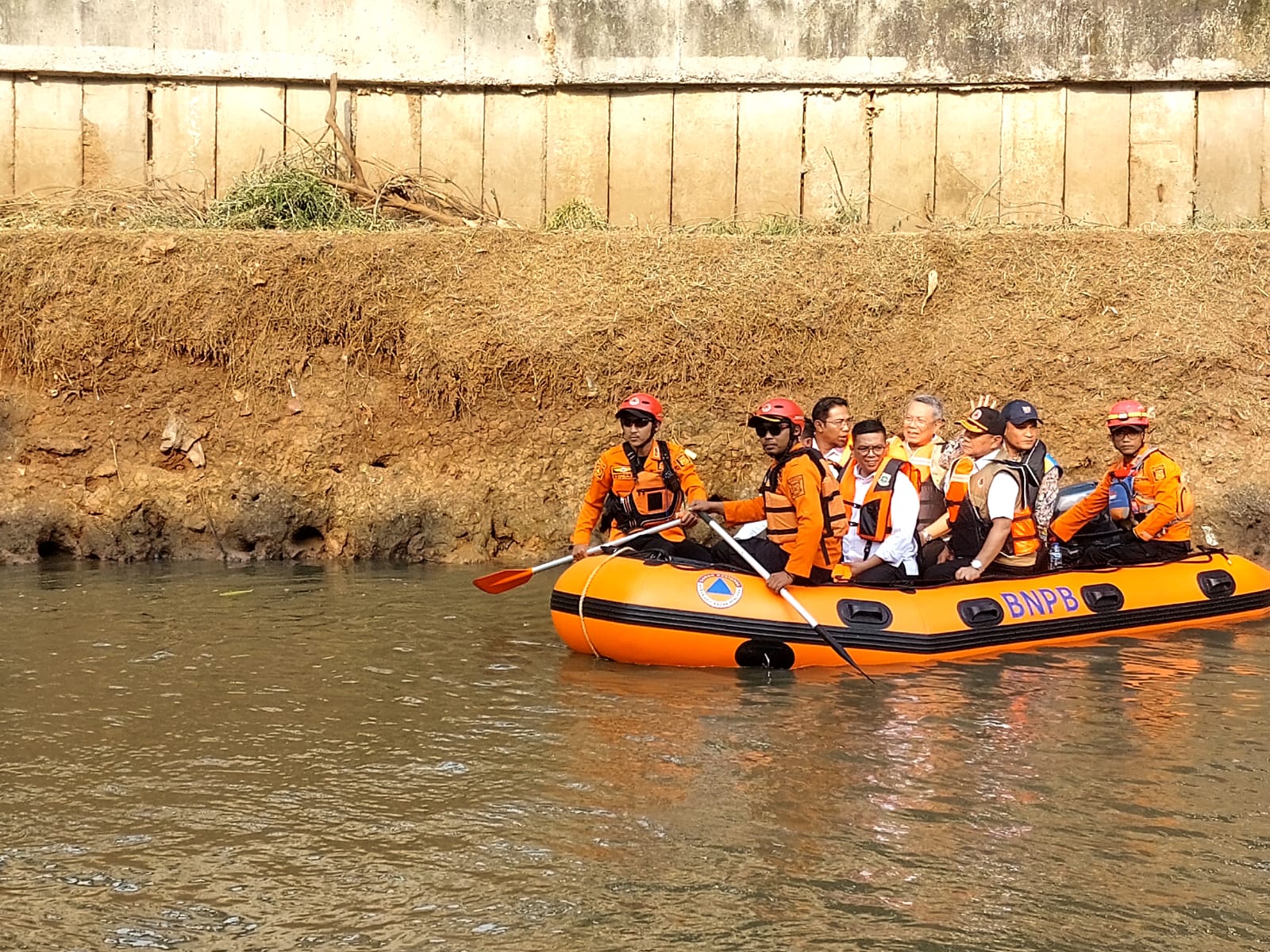 Gubernur Banten Andra Soni bersama Wali Kota Tangsel Benyamin Davnie dan Wali Kota Tangerang Sachrudin melakukan susur sungai Kali Angke, Rabu (23/7/2025). (Ist)