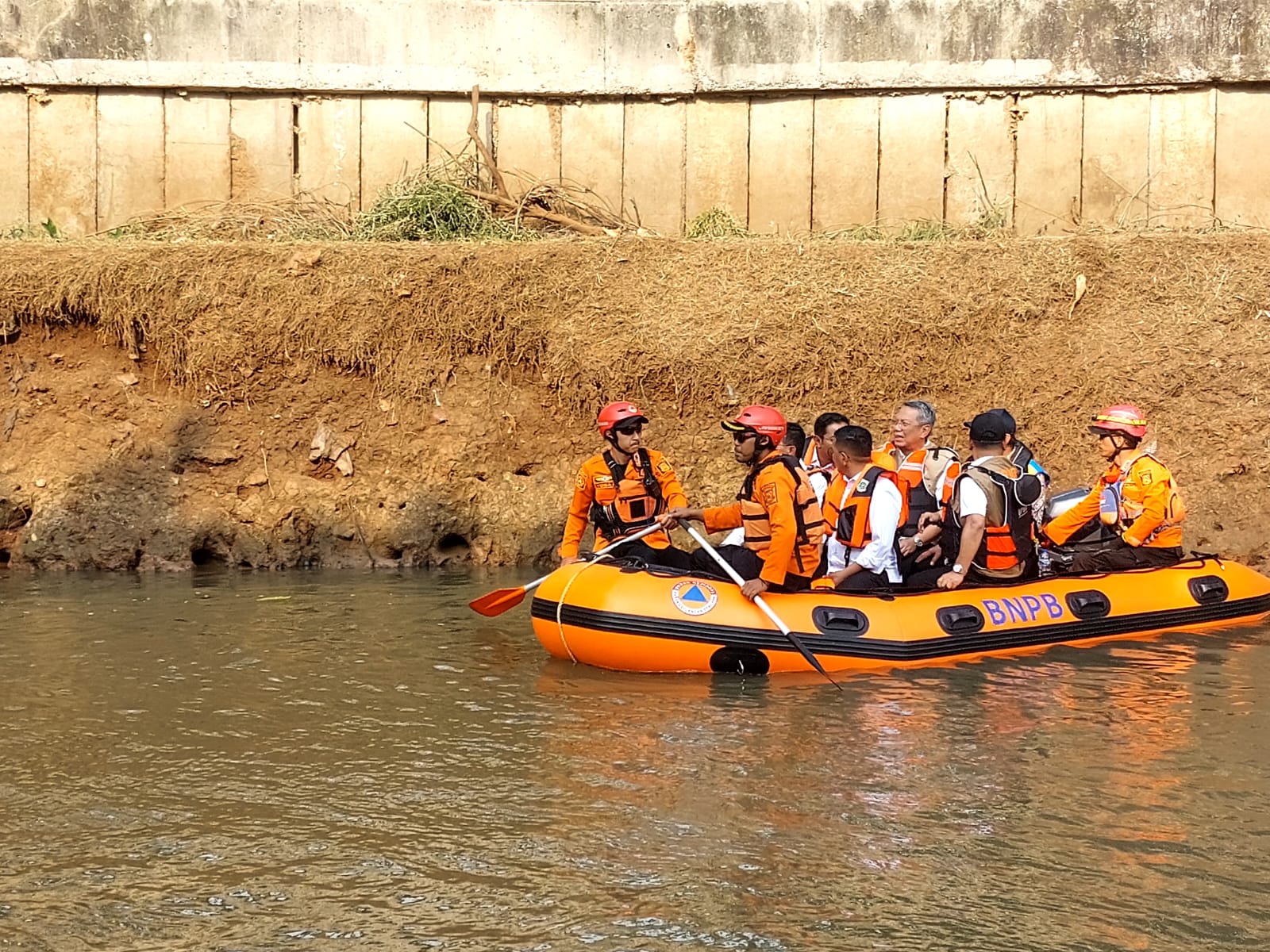Gubernur Banten Andra Soni bersama Wali Kota Tangsel Benyamin Davnie dan Wali Kota Tangerang Sachrudin melakukan susur sungai Kali Angke, Rabu (23/7/2025). (Ist)