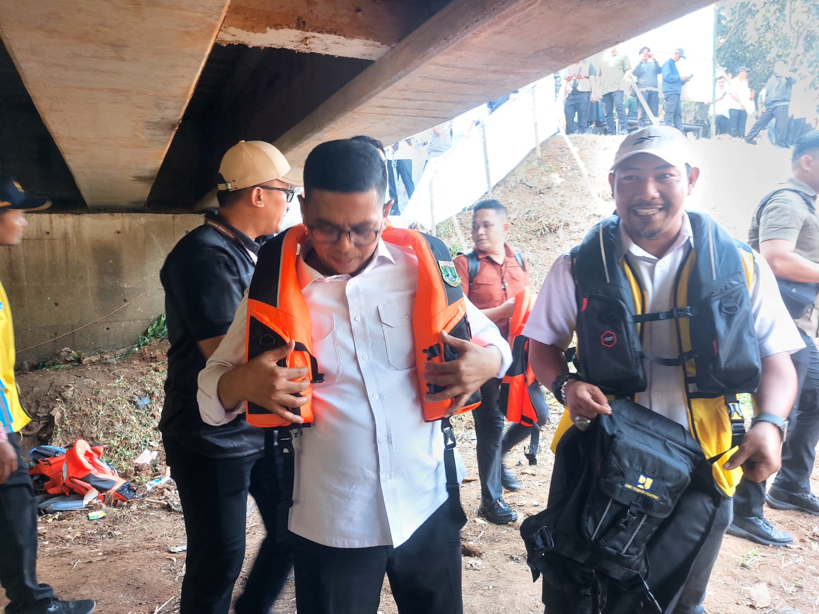 Gubernur Banten Andra Soni bersama Wali Kota Tangsel Benyamin Davnie dan Wali Kota Tangerang Sachrudin melakukan susur sungai Kali Angke, Rabu (23/7/2025). (Ist)