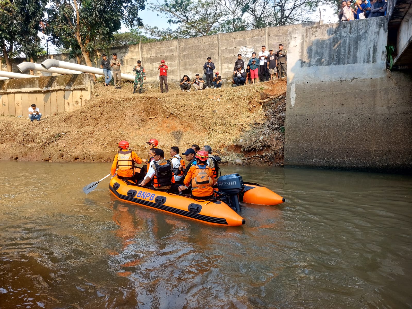 Gubernur Banten Andra Soni bersama Wali Kota Tangsel Benyamin Davnie dan Wali Kota Tangerang Sachrudin melakukan susur sungai Kali Angke, Rabu (23/7/2025). (Ist)