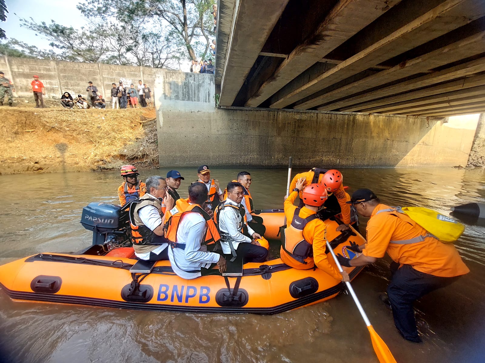 Gubernur Banten Andra Soni bersama Wali Kota Tangsel Benyamin Davnie dan Wali Kota Tangerang Sachrudin melakukan susur sungai Kali Angke, Rabu (23/7/2025). (Ist)
