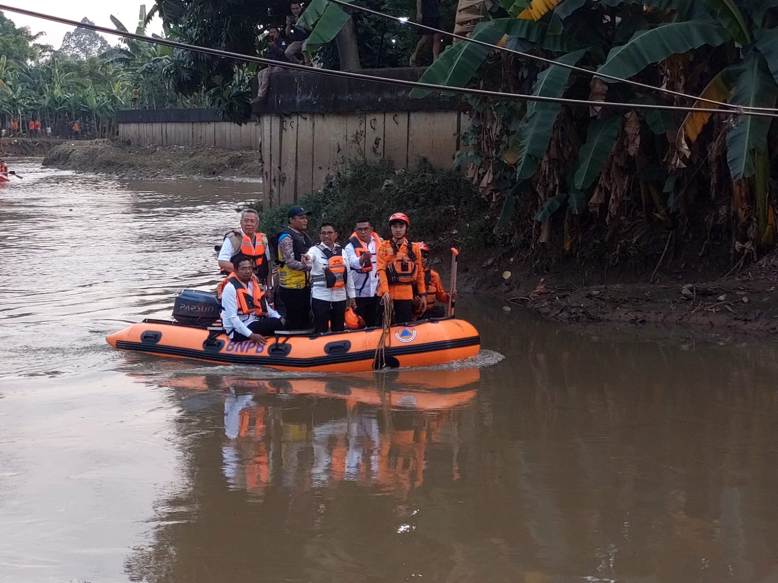 Gubernur Banten Andra Soni bersama Wali Kota Tangsel Benyamin Davnie dan Wali Kota Tangerang Sachrudin melakukan susur sungai Kali Angke, Rabu (23/7/2025). (Ist)