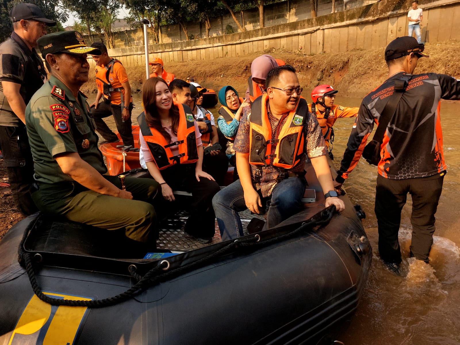 Gubernur Banten Andra Soni bersama Wali Kota Tangsel Benyamin Davnie dan Wali Kota Tangerang Sachrudin melakukan susur sungai Kali Angke, Rabu (23/7/2025). (Ist)