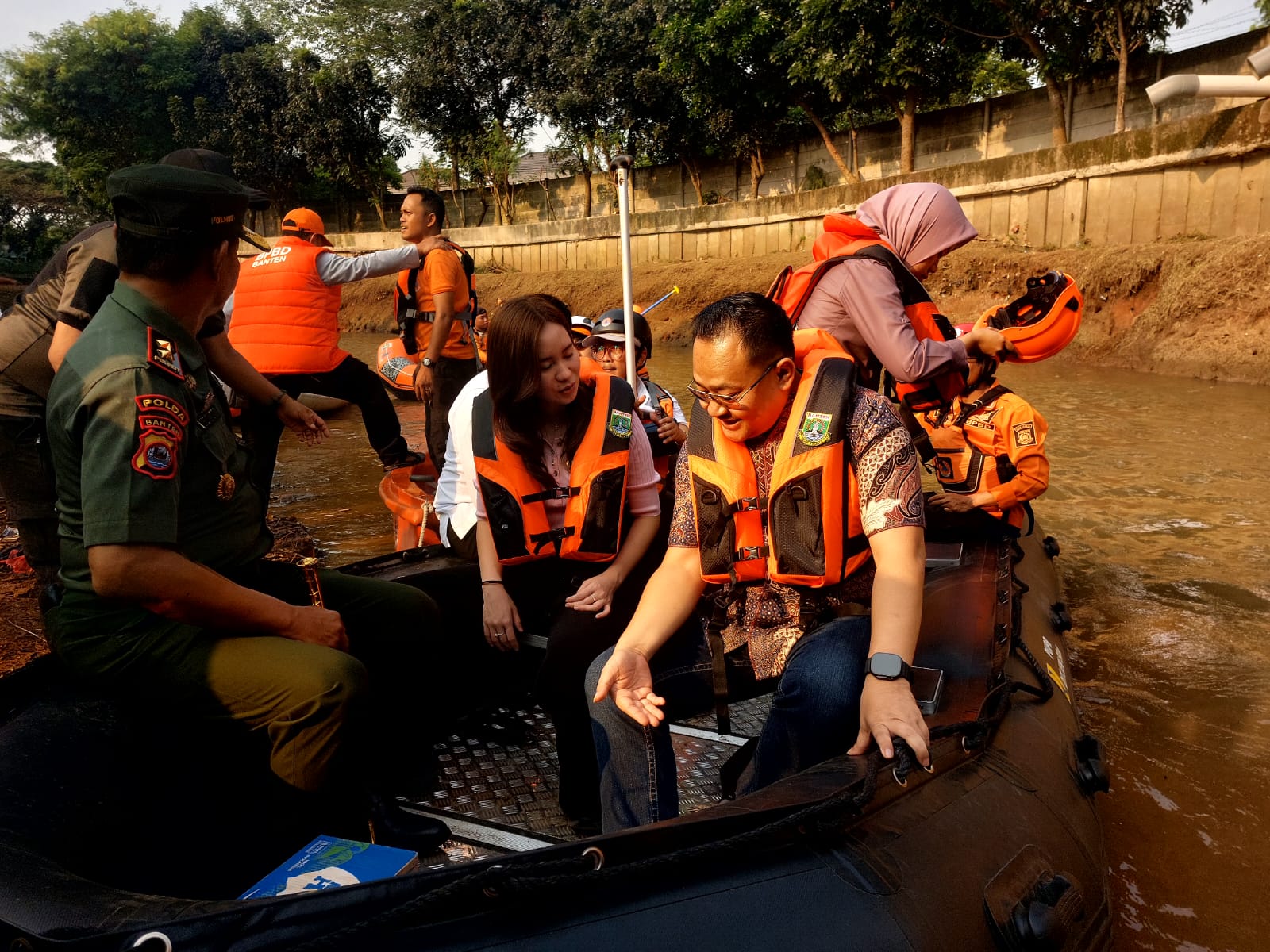 Gubernur Banten Andra Soni bersama Wali Kota Tangsel Benyamin Davnie dan Wali Kota Tangerang Sachrudin melakukan susur sungai Kali Angke, Rabu (23/7/2025). (Ist)
