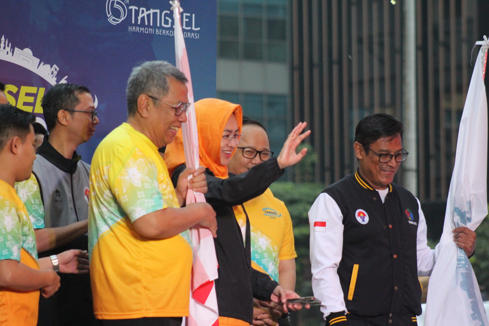 Wali Kota Tangerang Selatan, Benyamin Davnie, melepas ribuan peserta Tangsel Marathon 2023. (Ist)