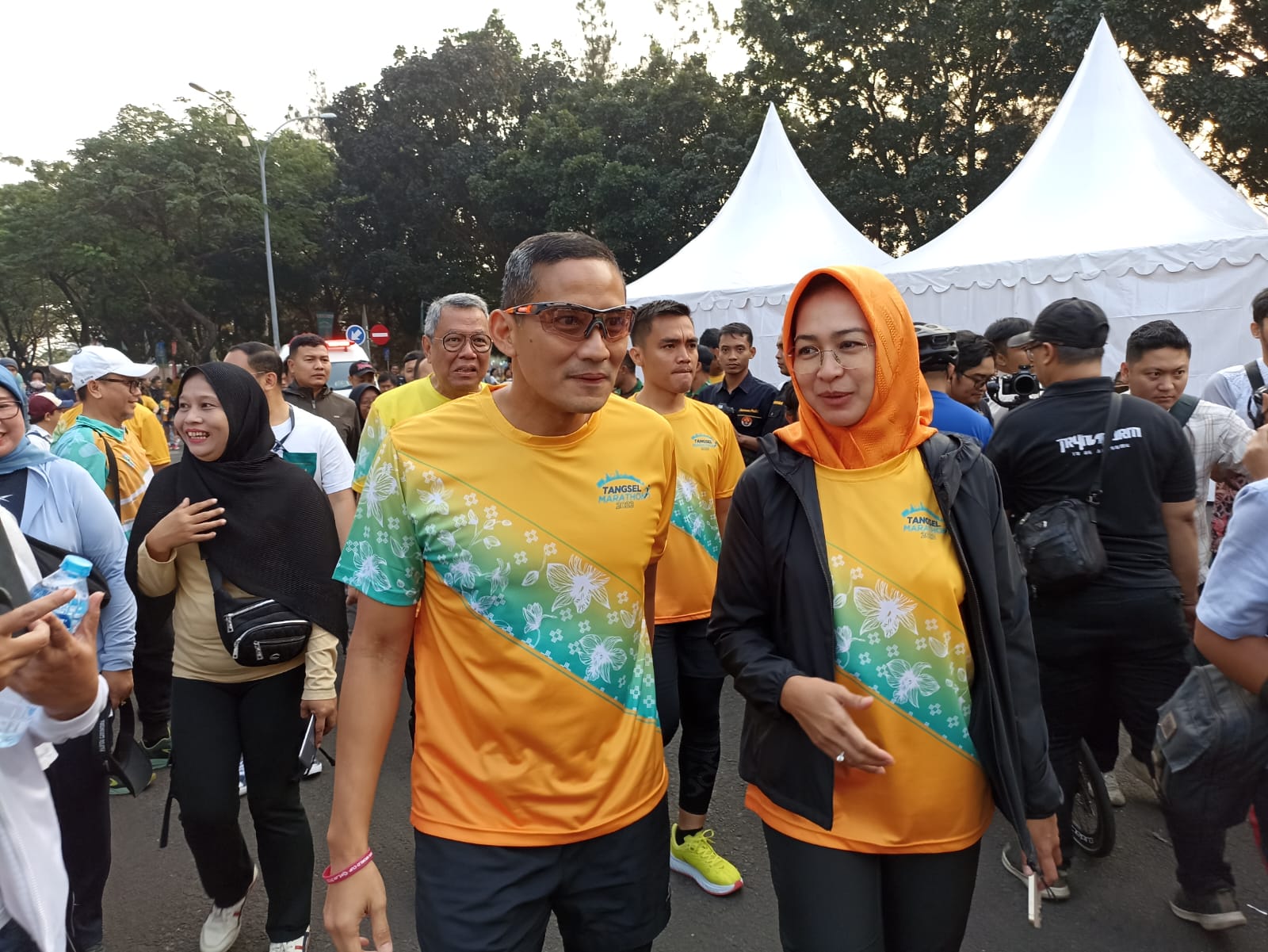 Wali Kota Tangerang Selatan, Benyamin Davnie, melepas ribuan peserta Tangsel Marathon 2023. (Ist)