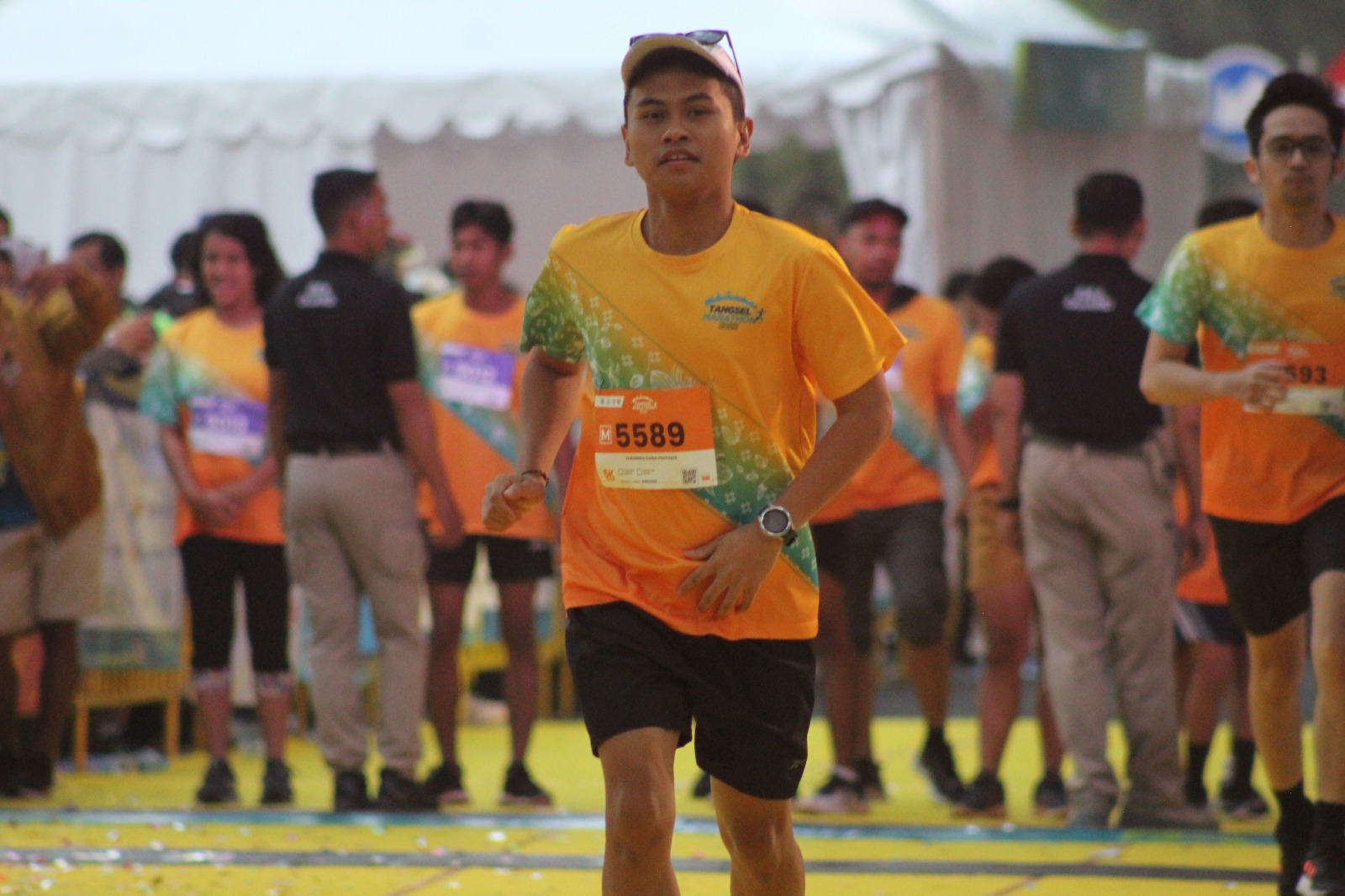 Wali Kota Tangerang Selatan, Benyamin Davnie, melepas ribuan peserta Tangsel Marathon 2023. (Ist)