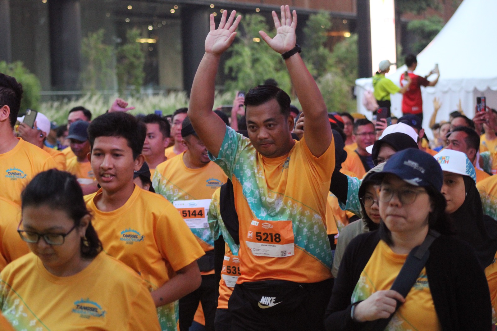 Wali Kota Tangerang Selatan, Benyamin Davnie, melepas ribuan peserta Tangsel Marathon 2023. (Ist)