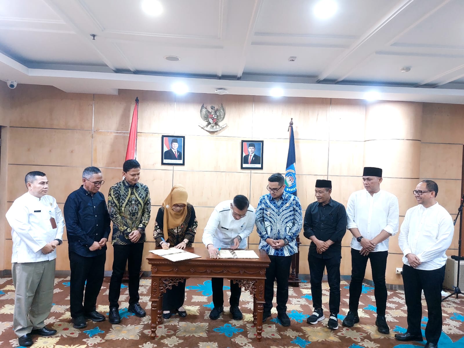 Penandatanganan kerja sama pengelolaan sampah lintas daerah, di Puspemkot Tangsel, Jum'at (25/7/2025). (tangselpos.id/rmn)