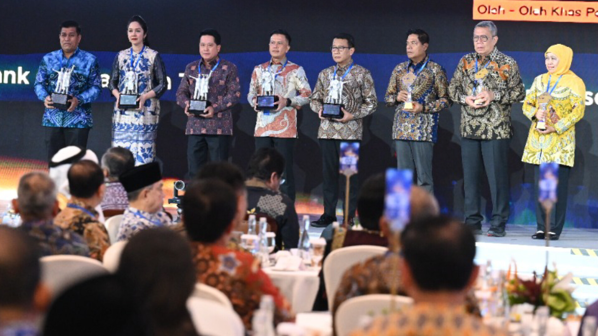 Penghargaan TP2DD 2025 diserahkan kepada Wali Kota Tangsel Benyamin Davnie, disaksikan Presiden Prabowo Subianto, Menko Perekonomian Airlangga Hartarto, dan jajaran menteri di Kompleks Bank Indonesia, Jakarta (28/11/2025). (Ist)