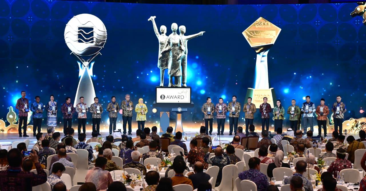 Penghargaan TP2DD 2025 diserahkan kepada Wali Kota Tangsel Benyamin Davnie, disaksikan Presiden Prabowo Subianto, Menko Perekonomian Airlangga Hartarto, dan jajaran menteri di Kompleks Bank Indonesia, Jakarta (28/11/2025). (Ist)