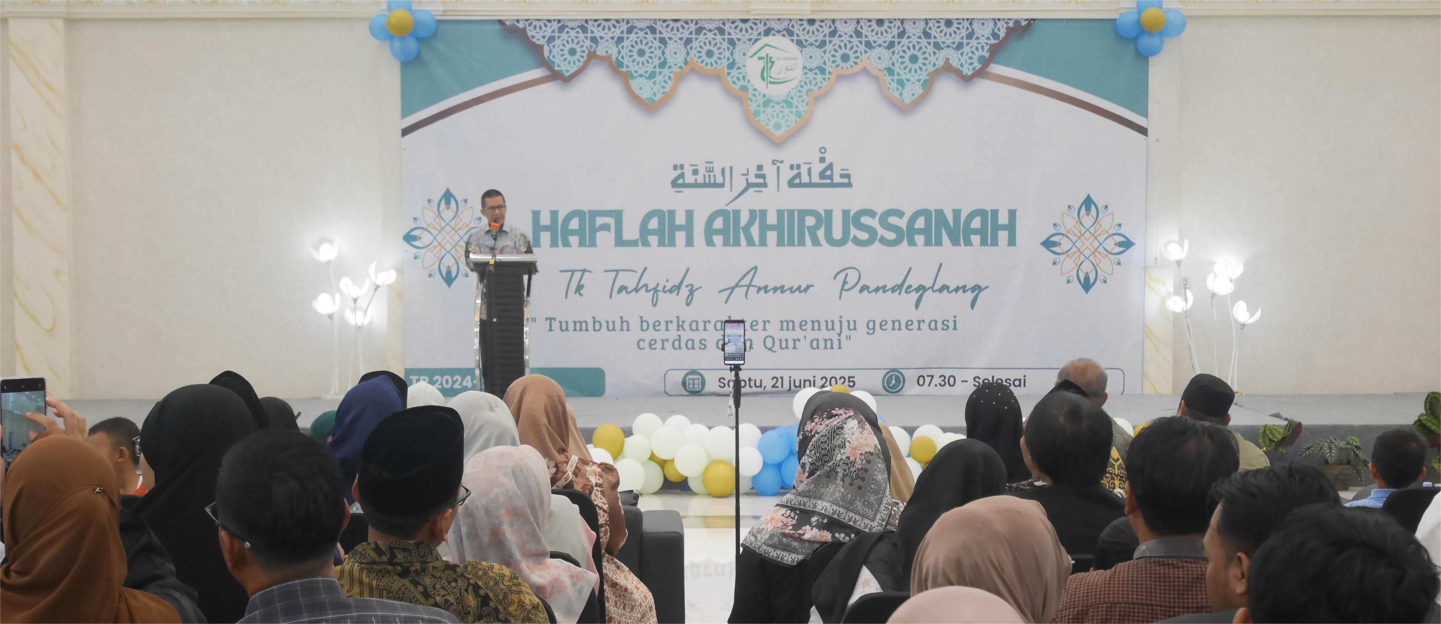 Ratusan santri TK Tahfidz Annur mengikuti haflah akhirussanah di Balairung Hotel S' Rizki Pandeglang, Sabtu (21/6/2025).(Ari Supriadi/tangselpos.is)