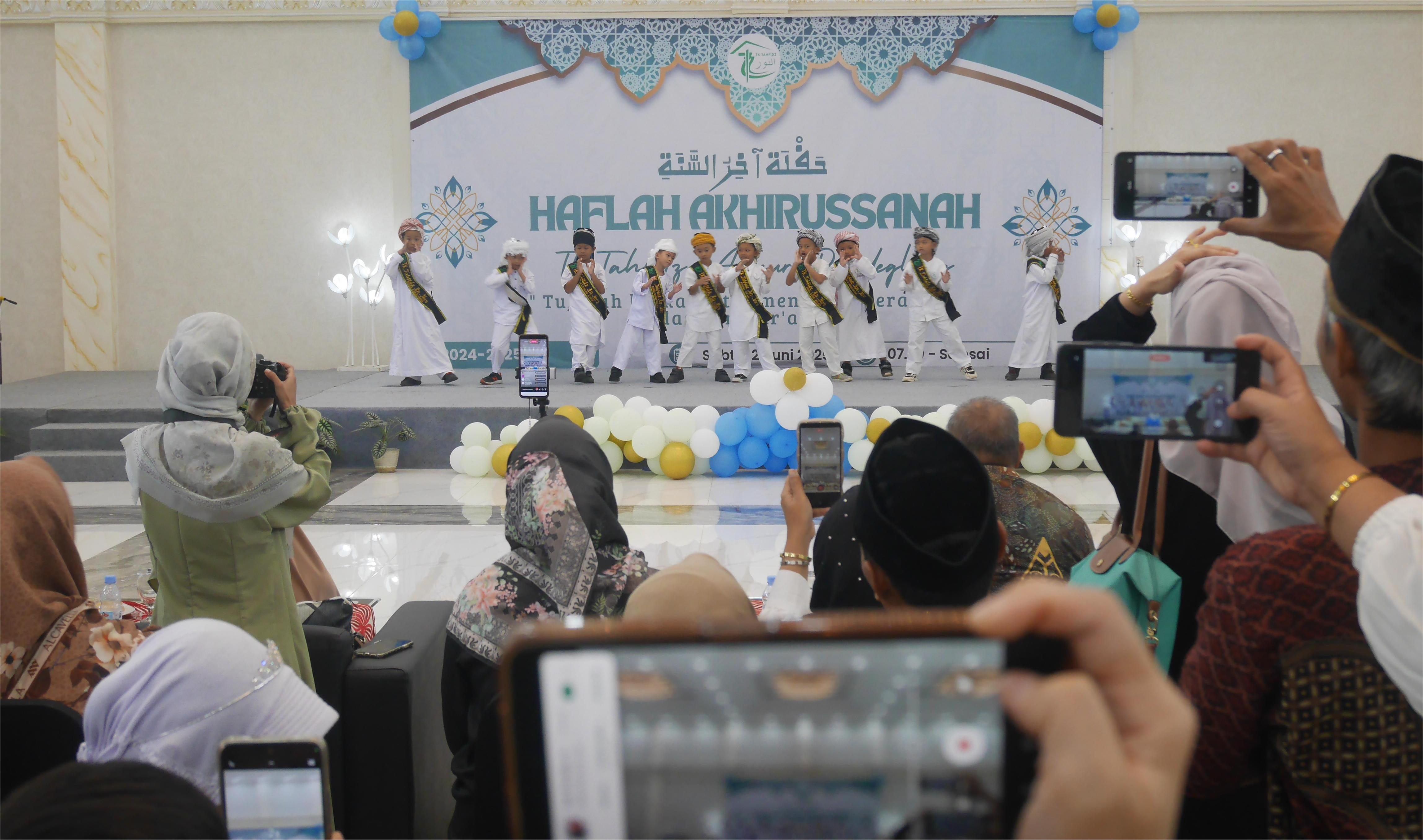 Ratusan santri TK Tahfidz Annur mengikuti haflah akhirussanah di Balairung Hotel S' Rizki Pandeglang, Sabtu (21/6/2025).(Ari Supriadi/tangselpos.is)
