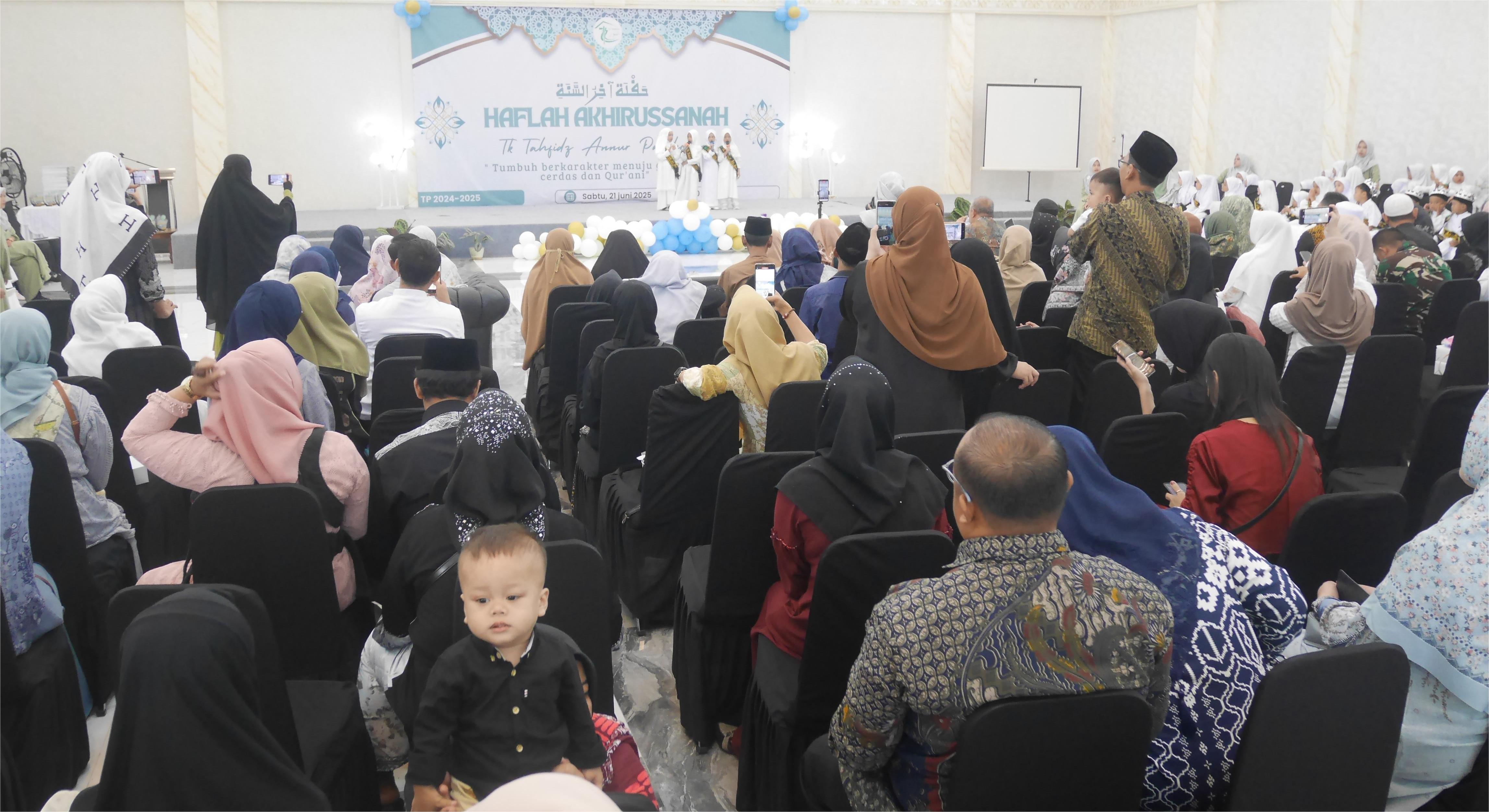Ratusan santri TK Tahfidz Annur mengikuti haflah akhirussanah di Balairung Hotel S' Rizki Pandeglang, Sabtu (21/6/2025).(Ari Supriadi/tangselpos.is)