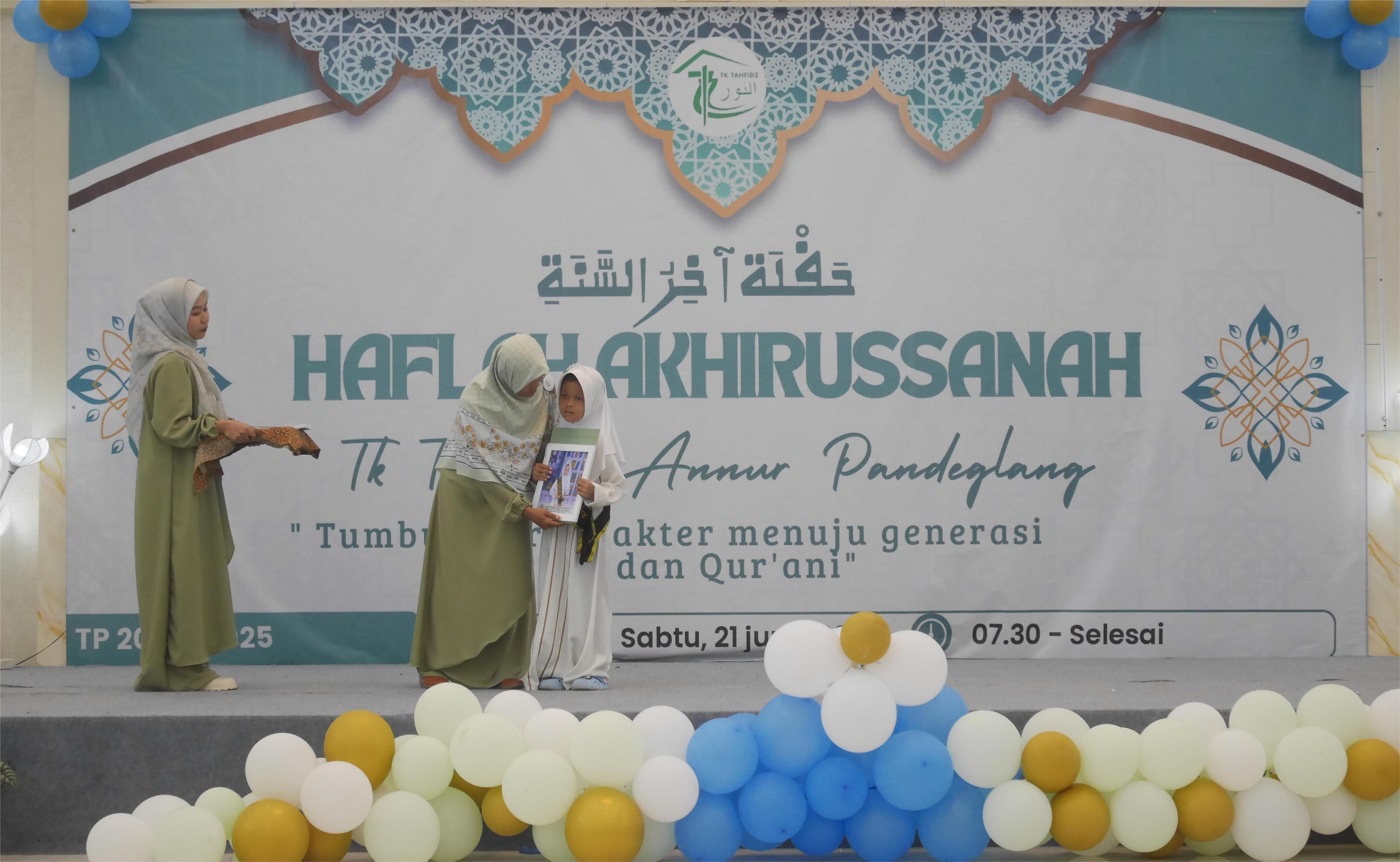 Ratusan santri TK Tahfidz Annur mengikuti haflah akhirussanah di Balairung Hotel S' Rizki Pandeglang, Sabtu (21/6/2025).(Ari Supriadi/tangselpos.is)