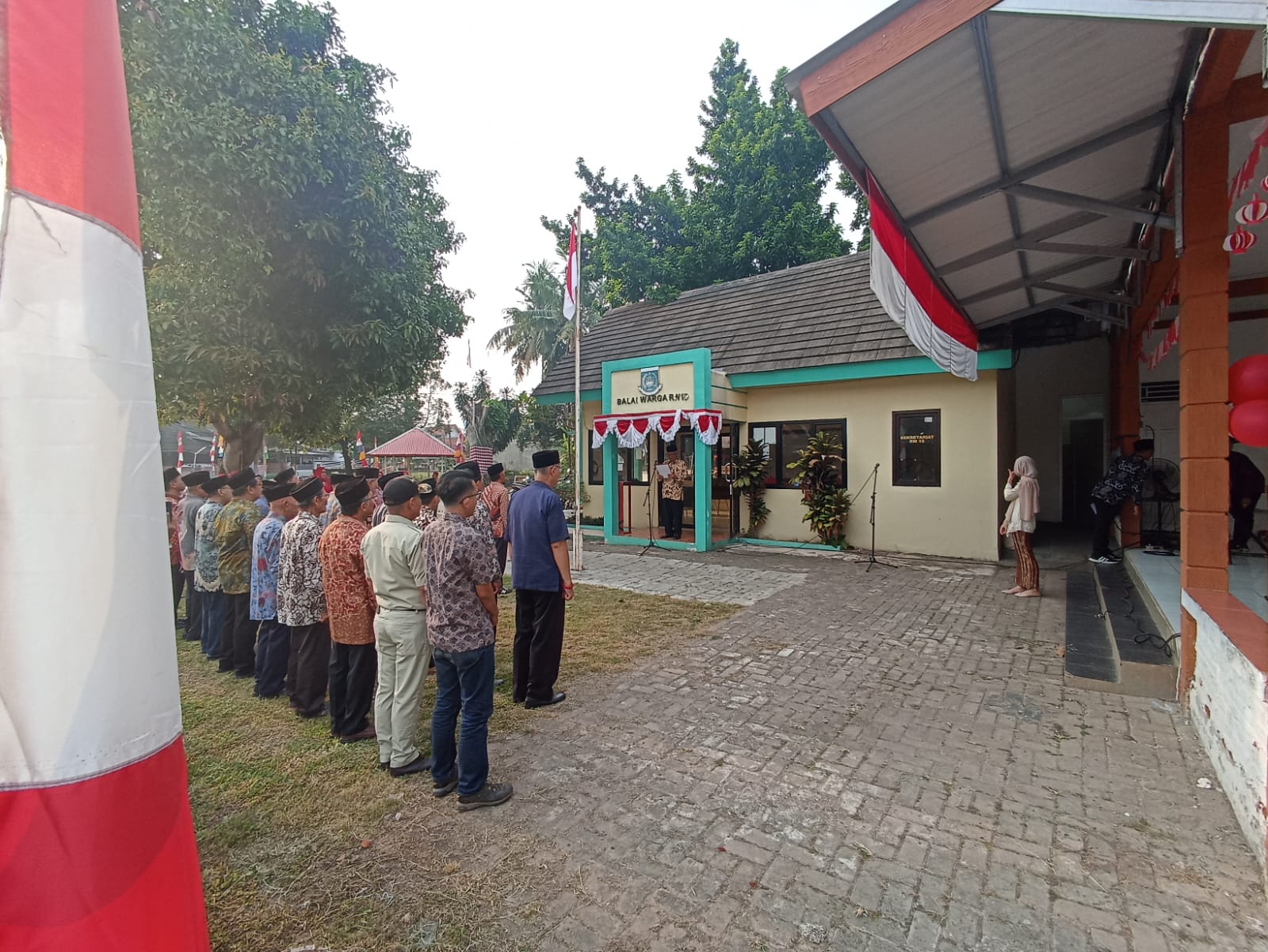 Upacara memperingati Hari Ulang Tahun (HUT) ke-79 RI di Balai Warga RW 10, Serua, Ciputat, Tangerang Selatan, Sabtu (17/8/2024). (tangselpos.ix/ay)