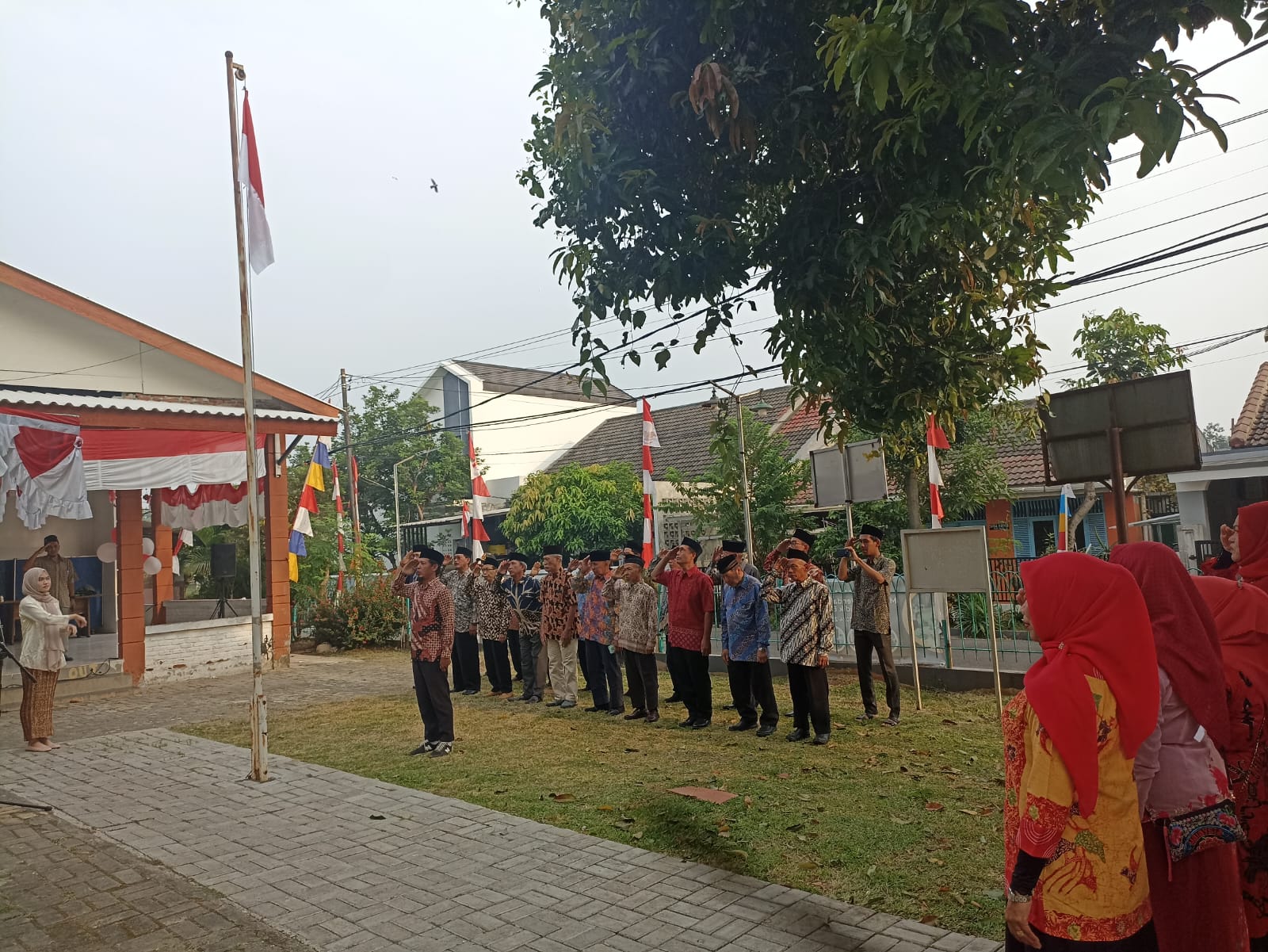 Upacara memperingati Hari Ulang Tahun (HUT) ke-79 RI di Balai Warga RW 10, Serua, Ciputat, Tangerang Selatan, Sabtu (17/8/2024). (tangselpos.ix/ay)