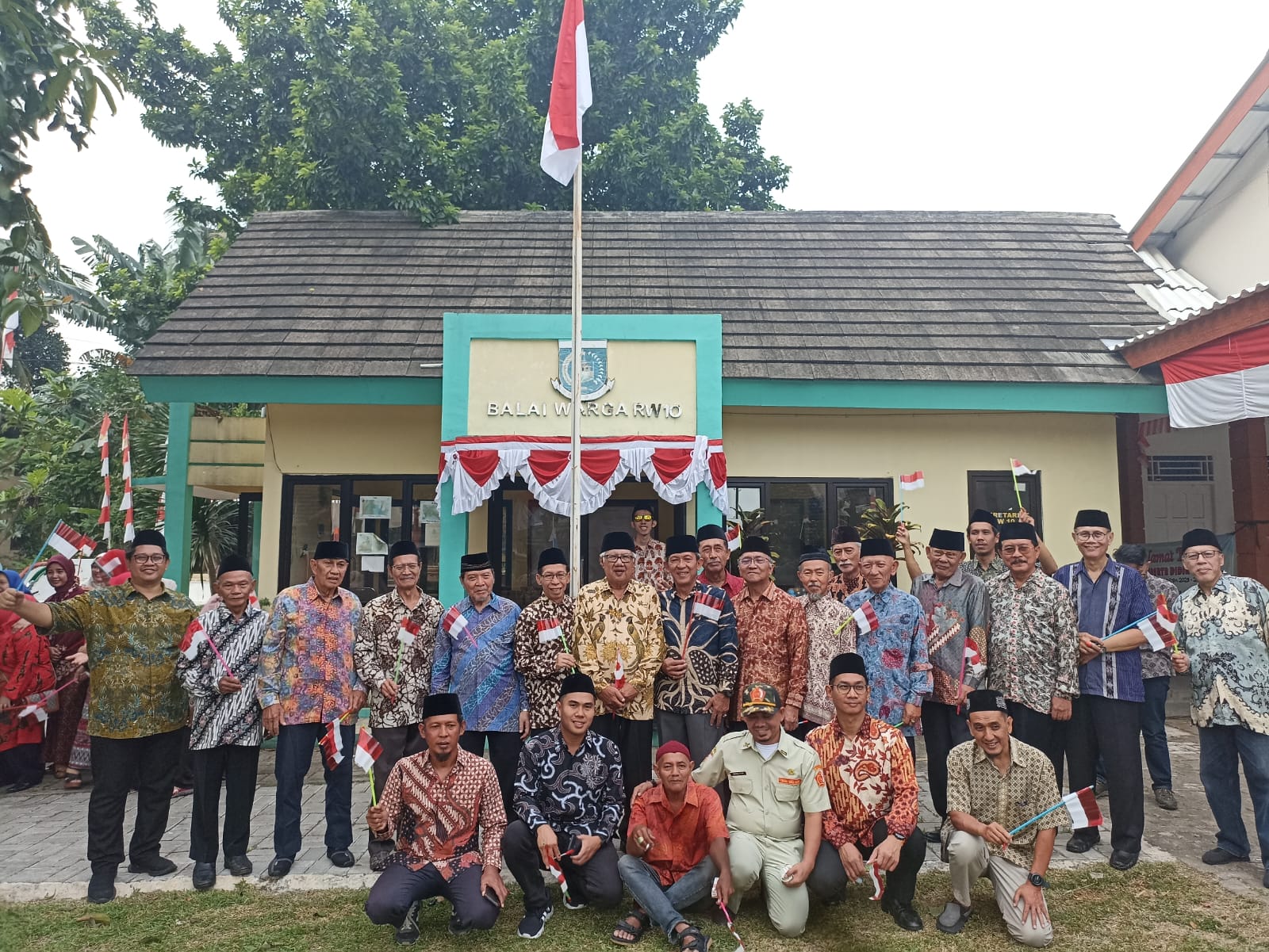 Upacara memperingati Hari Ulang Tahun (HUT) ke-79 RI di Balai Warga RW 10, Serua, Ciputat, Tangerang Selatan, Sabtu (17/8/2024). (tangselpos.ix/ay)