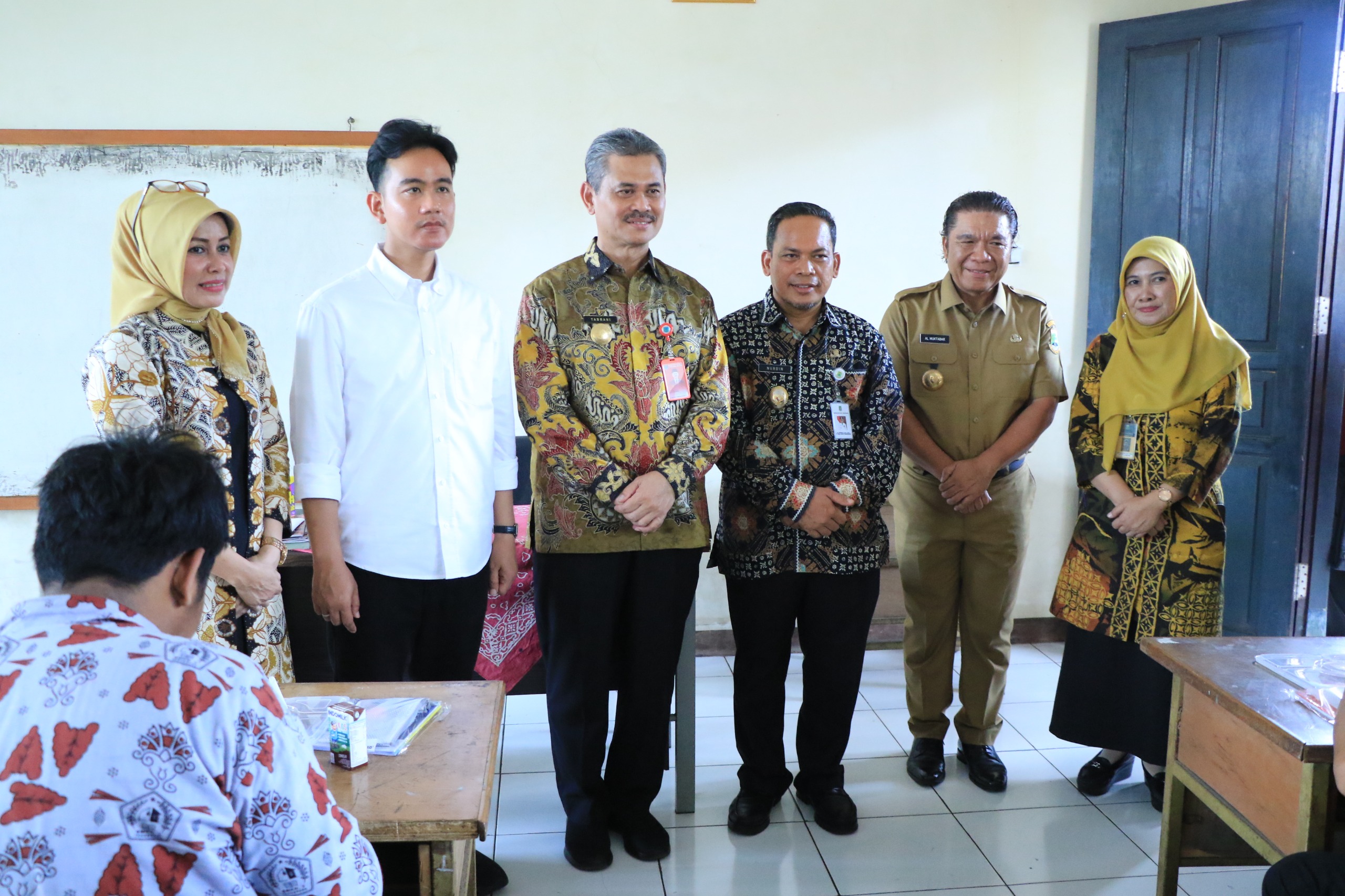 Pelaksanaan program Makan Bergizi Gratis di SMPN 3 Kota Tangerang, Kamis (21/11/2024). (tangselpos.id/irm)