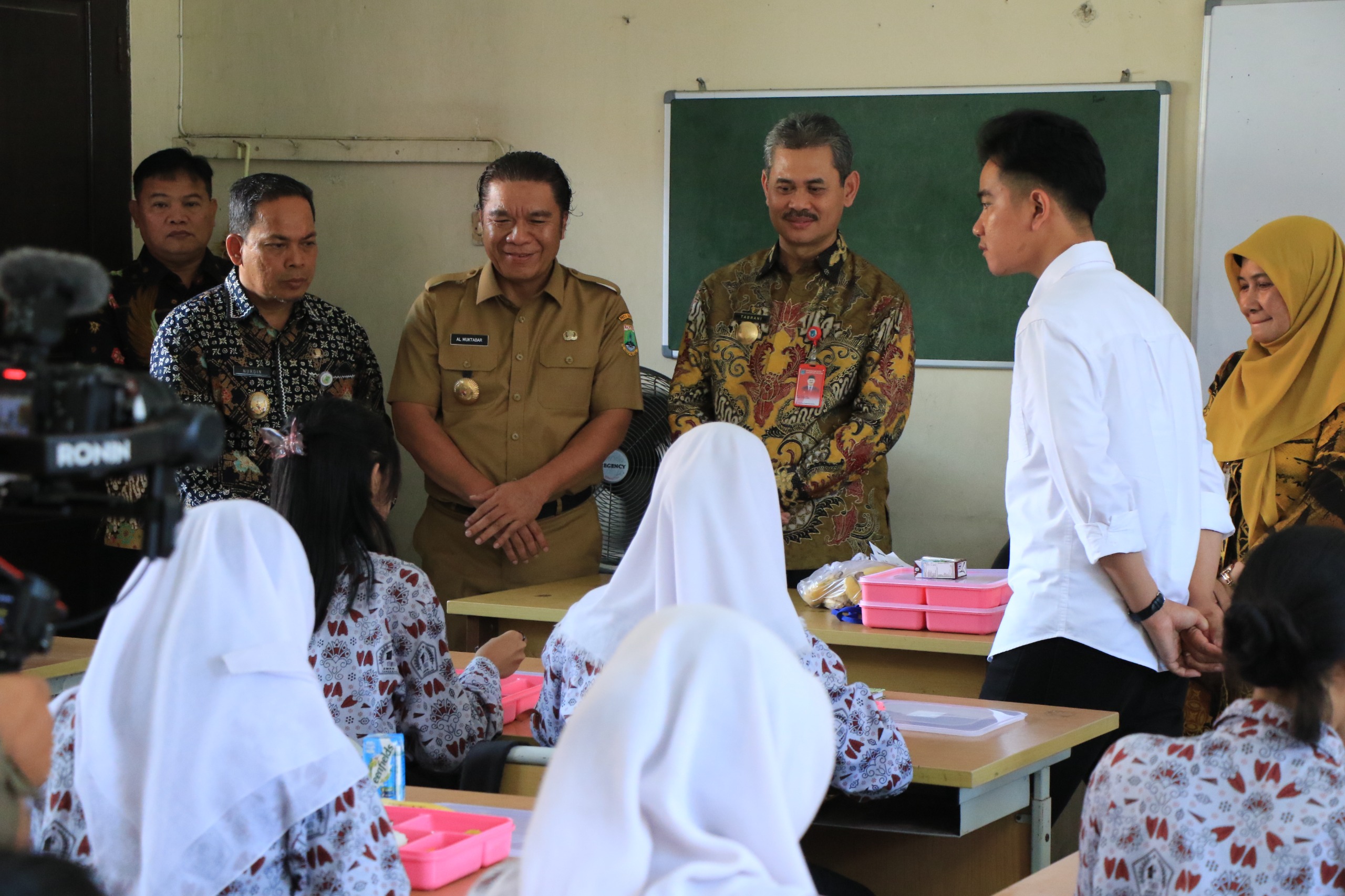 Pelaksanaan program Makan Bergizi Gratis di SMPN 3 Kota Tangerang, Kamis (21/11/2024). (tangselpos.id/irm)