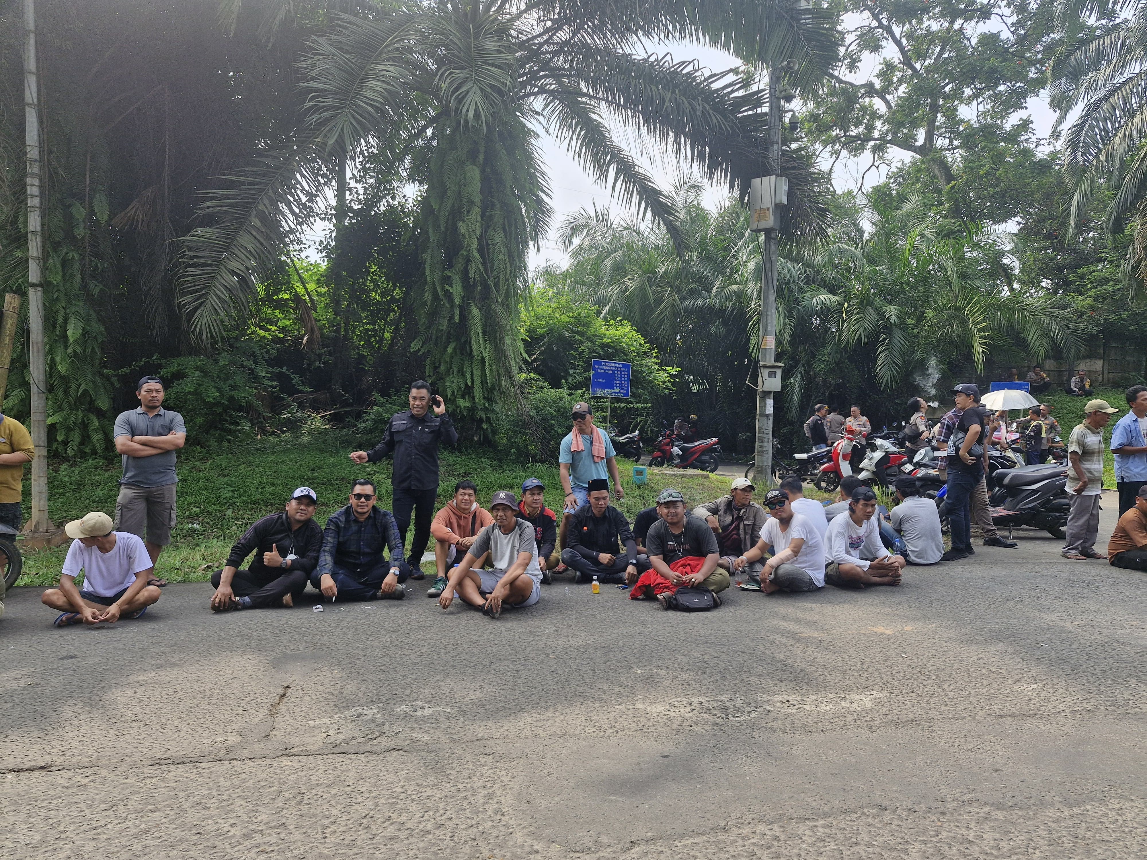 Unjuk rasa soal wacana penutupan Jalan Raya Puspiptek yang dilakukan oleh Badan Riset dan Inovasi Nasional (BRIN), Selasa (23/4/2024). (tangselpos.id/irm)