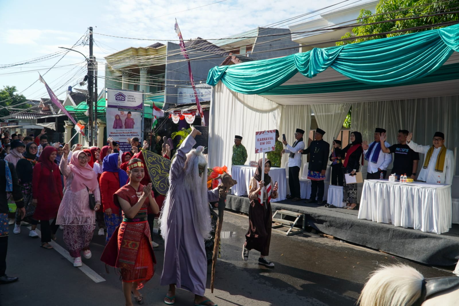 Ribuan warga tampil dengan busana adat & kreativitas unik, rayakan HUT RI ke-80 & HUT ke-27 Bakti Jaya. (Ist)