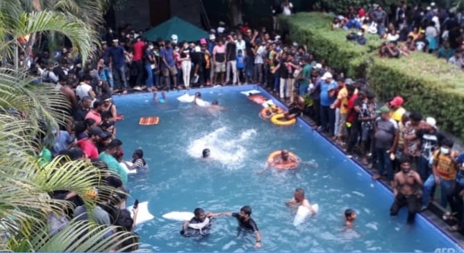Masa juga menceburkan diri ke kolam renang rumah resmi Presiden Sri Langka. (Ist)