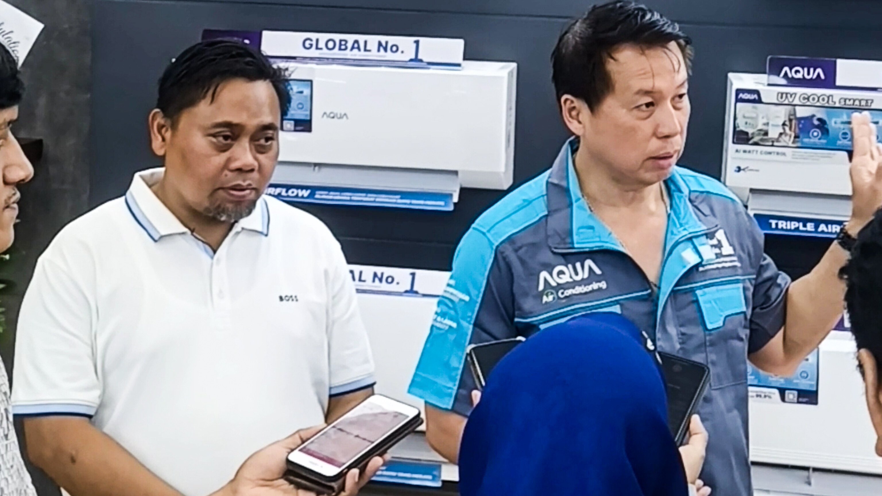 (ki-ka) Agus Susilo, Owner Dealer Pesona Mitratama Indonesia bersama Agusdin Lung, Air Conditioner Director AQUA Elektronik Indonesia saat konferensi pers pembukaan AQUA AC Proshop BSD, Minggu (21/9/2025).
