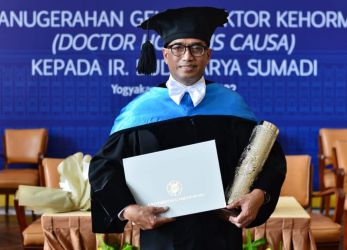 Menhub Budi Karya Sumadi mendapat gelar Doktor Kehormatan dari UGM. (ist)