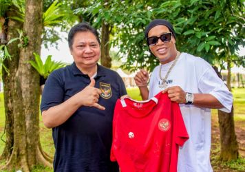 Ronaldinho bersama Menteri Koordinator Bidang Perekonomian Airlangga Hartarto. (Ist)