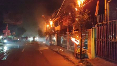 Untaian kabel yang diketahui milik PT Telkom Indonesia terbakar pada Rabu, (15/6/2022). (Ist)