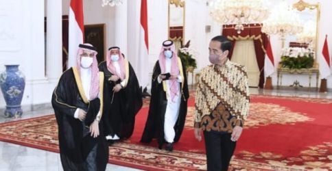 Menteri Luar Negeri Kerajaan Arab Saudi Pangeran Faisal Bin Farhan Al Saud (kiri) saat bertemu Presiden Joko Widodo di Istana Merdeka. (Ist)