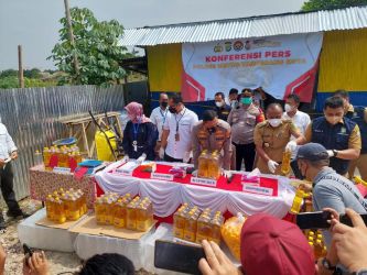 Polrestro Tangerang Kota Saat Lakukan Konferensi Pers Penangkapan Pelaku Minyak Goreng Kemasan Ilegal di Kecamatan Pinang, Senin, (27/6/2022). (ist)