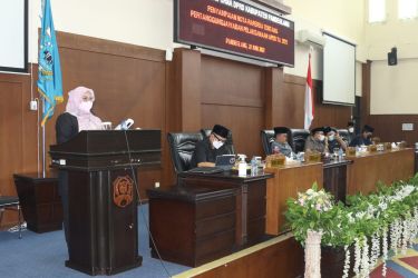 Bupati Pandeglang, Irna Narulita, menyampaikan nota pengantar Rancangan Peraturan Daerah (Raperda) Pertanggungjawaban Pelaksanaan APBD TA 2021, dalam rapat paripurna di Gedung DPRD Pandeglang, Rabu (22/6/2022) siang.(Istimewa)