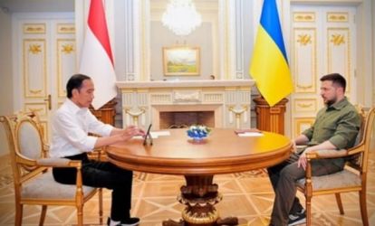 Pertemuan empat mata. Presiden Ukraina Volodymyr Zelensky saat menerima Presiden Joko Widodo di Istana Maryinsky Kiev. (Dok. Setpers)