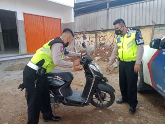 Satlantas Polresta Tangerang saat memeriksa sejumlah kendaraan yang terlibat kecelakaan di Jalan Raya Arya Jaya Santika dekat PT Aneka Baru Kampung Pasir Bolang, Kecamatan Tigaraksa, Kabupaten Tangerang. (Ist)