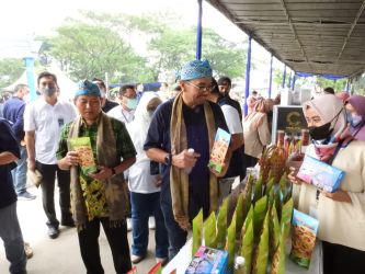 Staf Khusus Menteri BUMN, Erick Thohir, Arya Sinulingga dalam kegiatan “Pasar Murah dan Bazaar UMKM BUMN” di Kota Tangerang. (tangselpos.id/rmn)